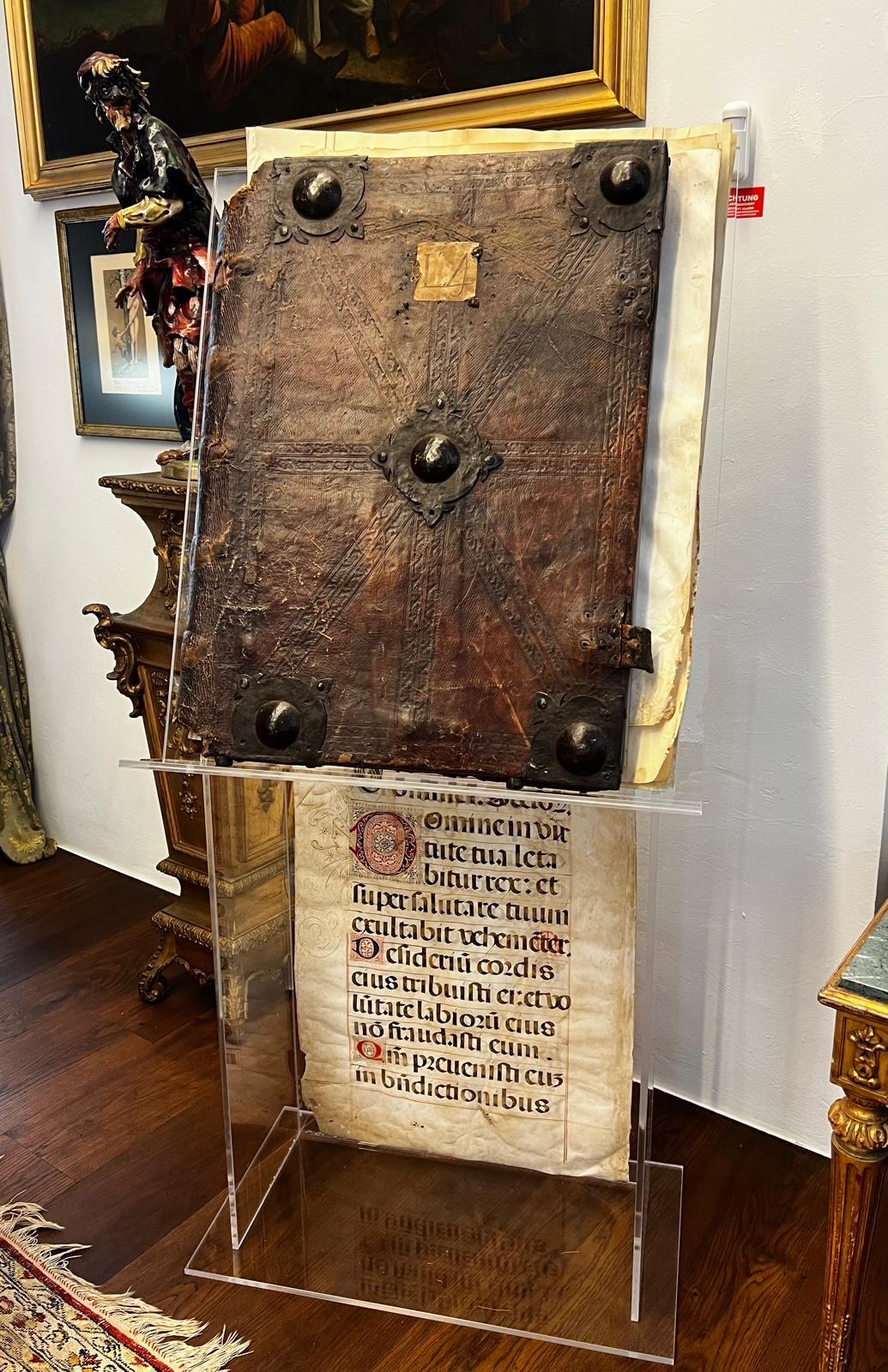 Reliure ancienne extrêmement rare d'un grand livre d'abbaye antiphonique du 13e siècle Bon état - En vente à Doha, QA