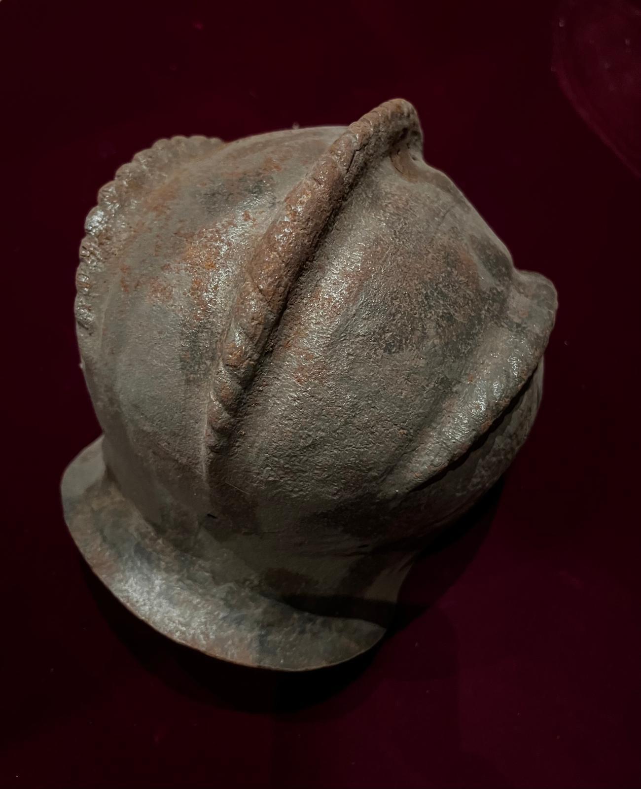 Un exemple exceptionnellement rare de burgonet de la Renaissance, probablement originaire d'Italie et datant d'environ 1540. Le crâne est forgé en une seule pièce et surmonté de trois peignes bas finement décorés de torsades de corde. La coupe est