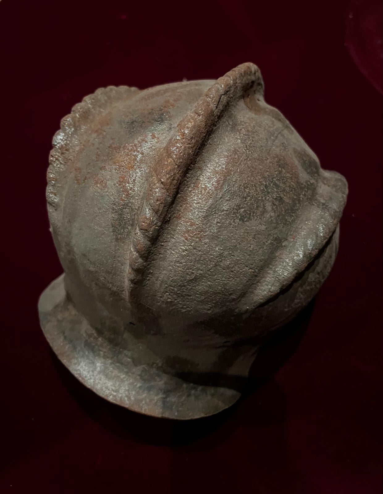 Fait main Antique Extrêmement rare Triple-Combed Burgonet Helmet Ca 1540 Italy en vente
