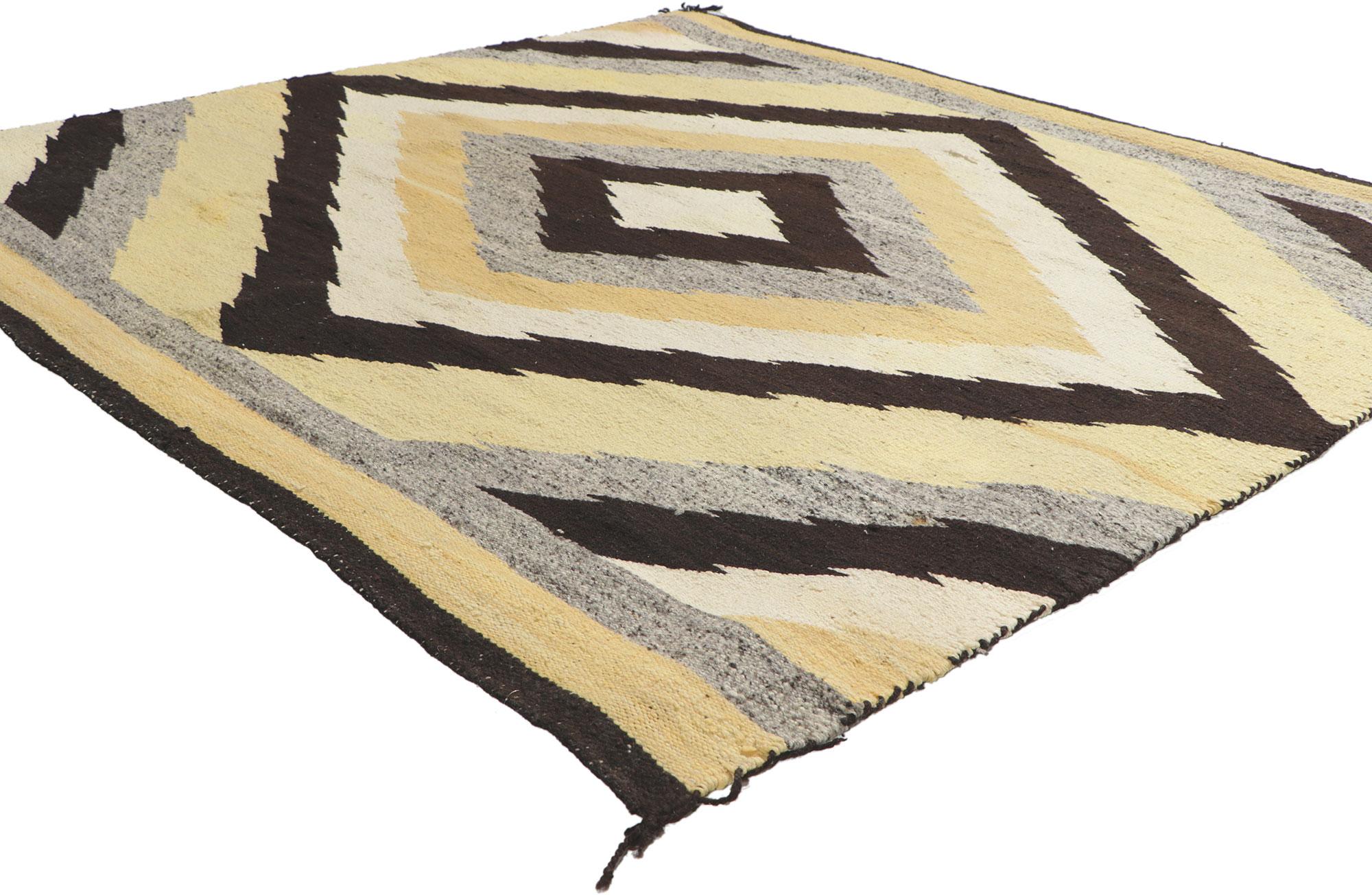 78503 Antiker Eye Dazzler Navajo-Teppich, 04'08 x 04'11. Dieser handgewebte Navajo-Teppich im Two Grey Hills-Stil besticht durch seine unglaubliche Detailtreue und Textur und ist eine faszinierende Vision gewebter Schönheit. Das auffällige Eye