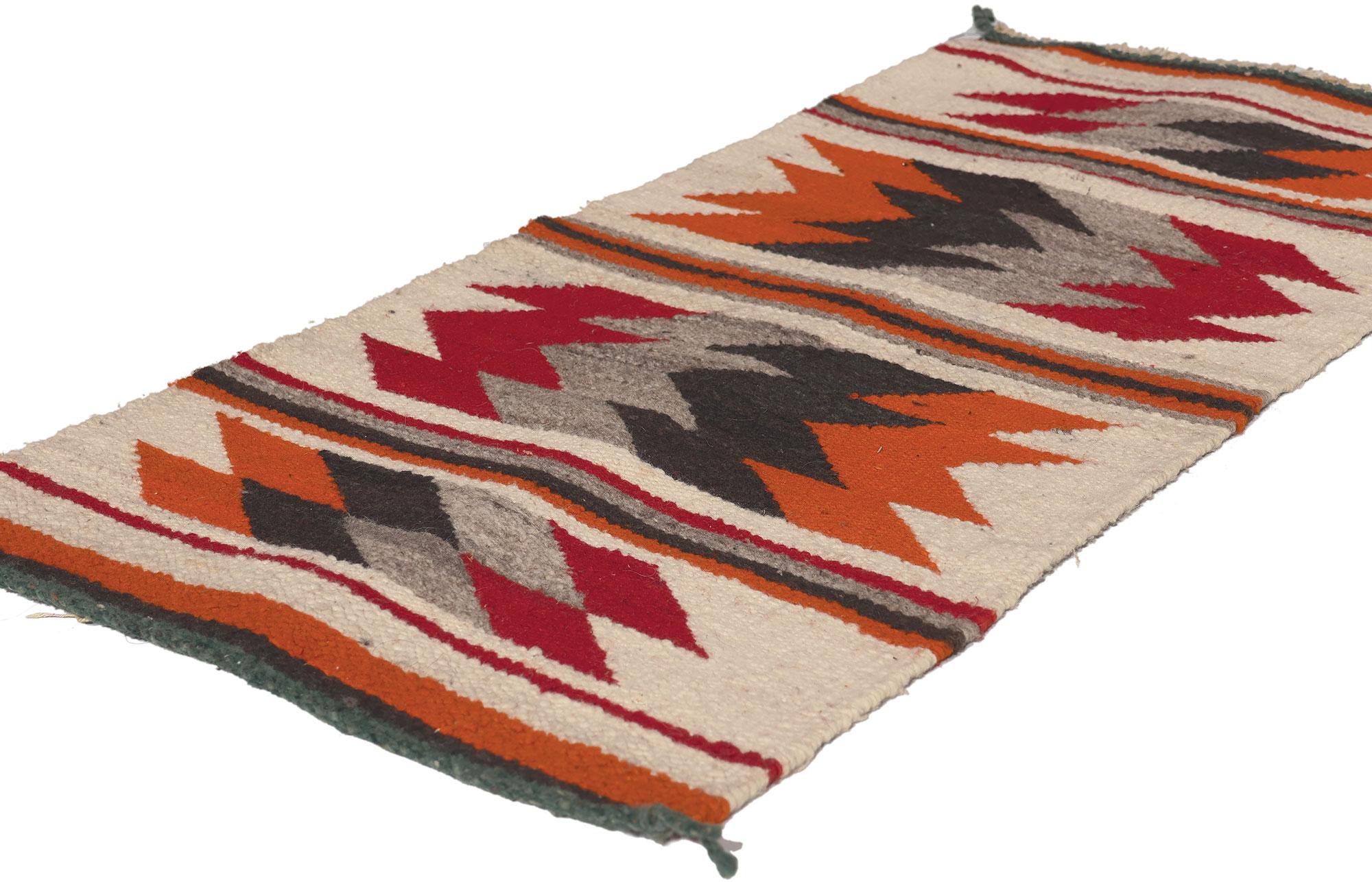 78627 Antiker Eye Dazzler Navajo-Musterteppich, 01'06 x 03'02.
Dieser handgewebte Teppich im Stil der amerikanischen Navajo-Indianer vereint den modernen Stil des Südwestens mit dem Luxus einer Lodge. Das auffällige Eye Dazzler-Design und die erdige