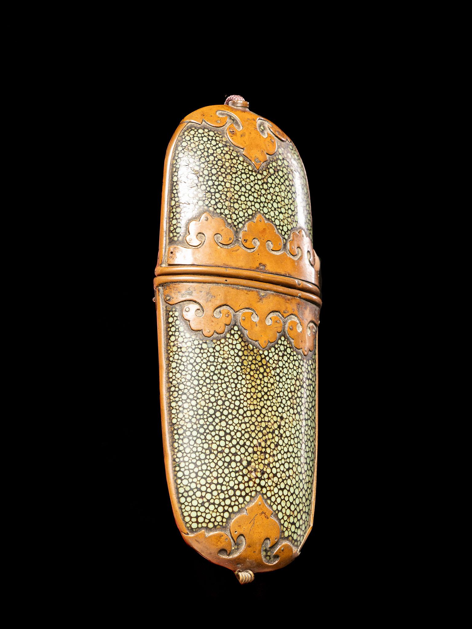 Lunettes anciennes dans un étui joliment décoré, Chine Circa 1900. L'âme est en bois et l'étui en galuchat, teinté à l'oxyde de cuivre. Le galuchat est une peau de raie. Il est équipé de ces lunettes d'origine;Cet étui et ces lunettes, une