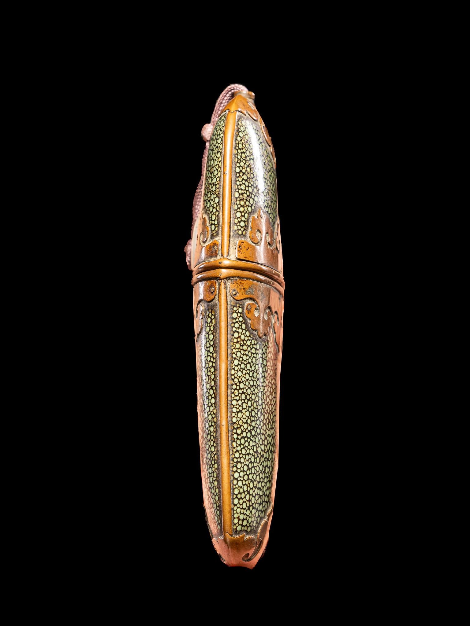 Chinois Lunettes anciennes dans un étui joliment décoré, Chine Circa 1900 en vente