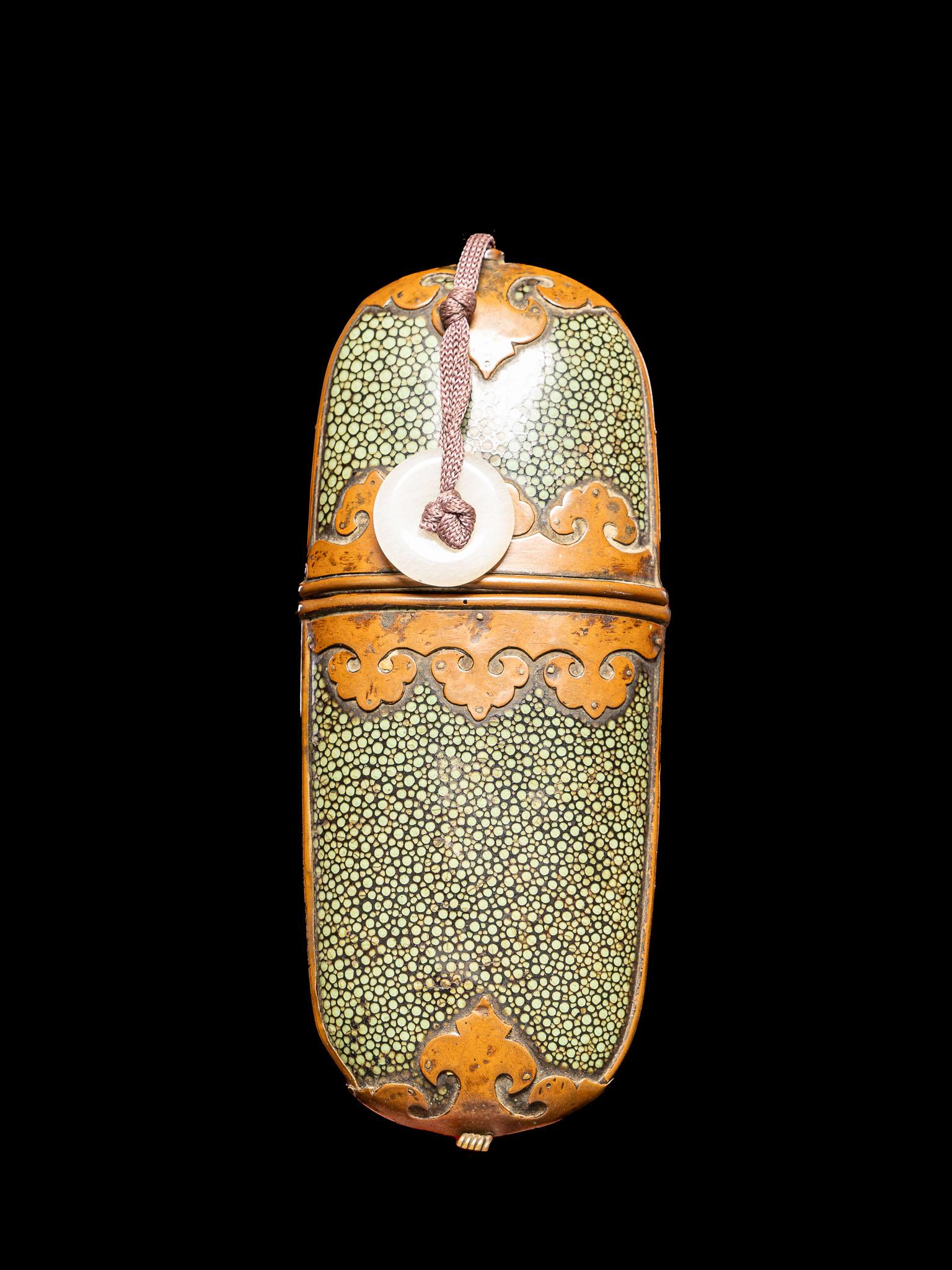 Fait main Lunettes anciennes dans un étui joliment décoré, Chine Circa 1900 en vente