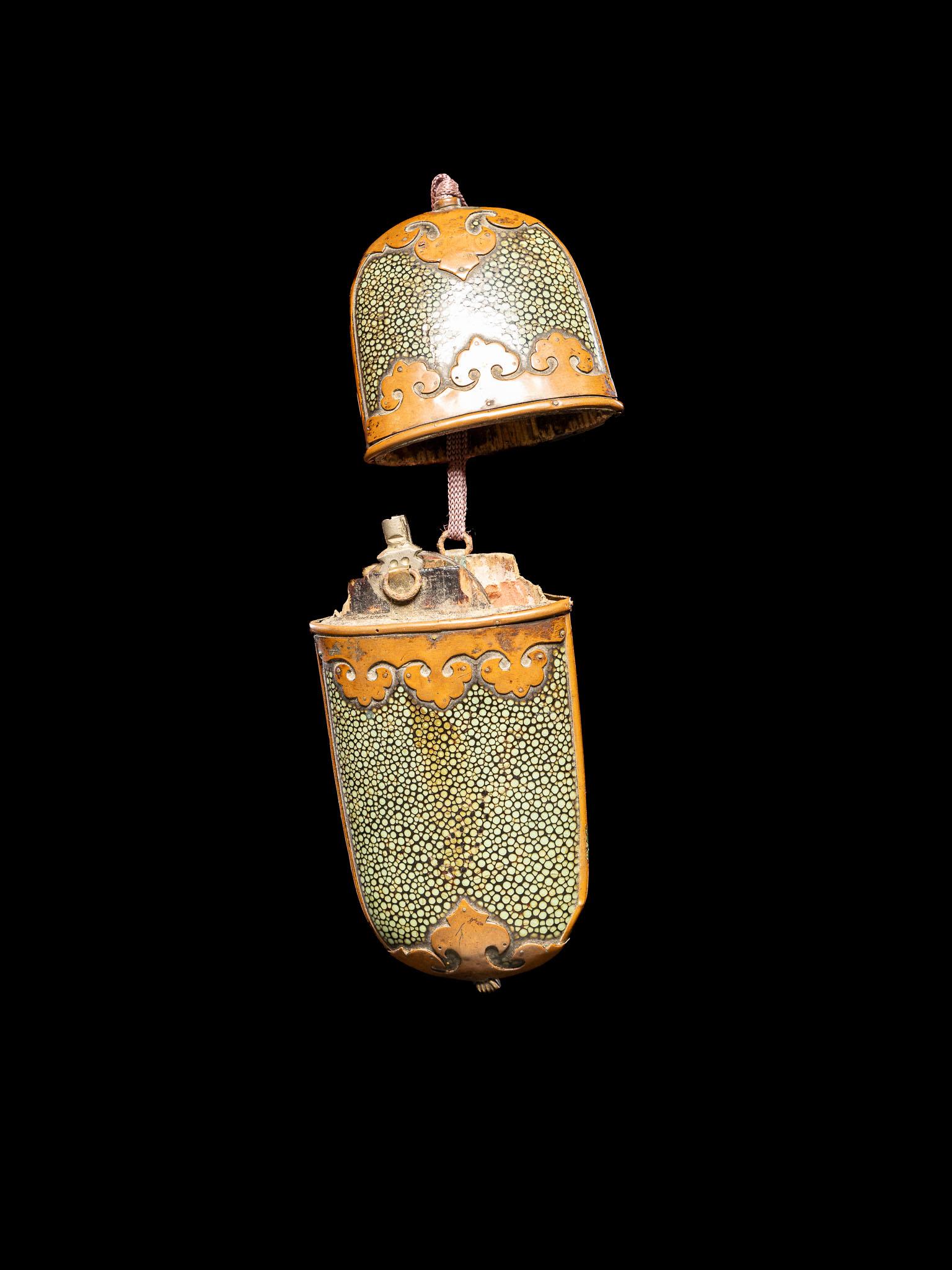 XIXe siècle Lunettes anciennes dans un étui joliment décoré, Chine Circa 1900 en vente