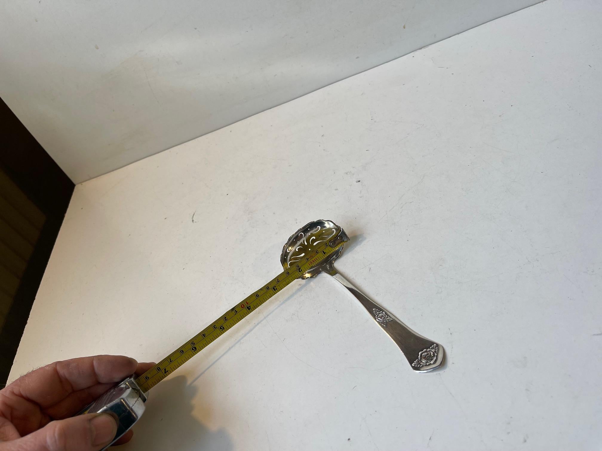 Antiguo F. J. Hingelberg Cuchara para espolvorear azúcar de fresa en plata de ley en venta 3