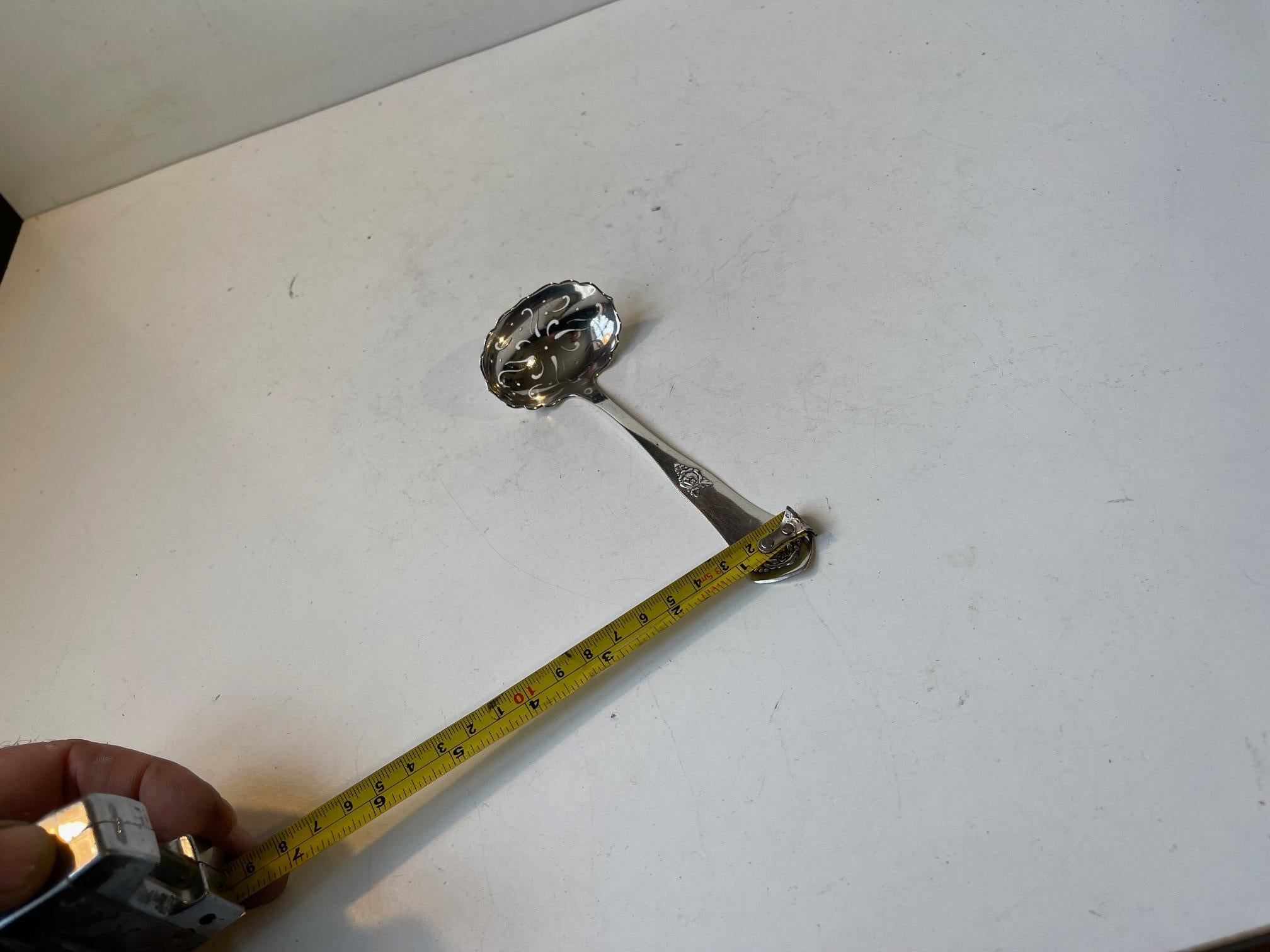 Antiguo F. J. Hingelberg Cuchara para espolvorear azúcar de fresa en plata de ley en venta 4