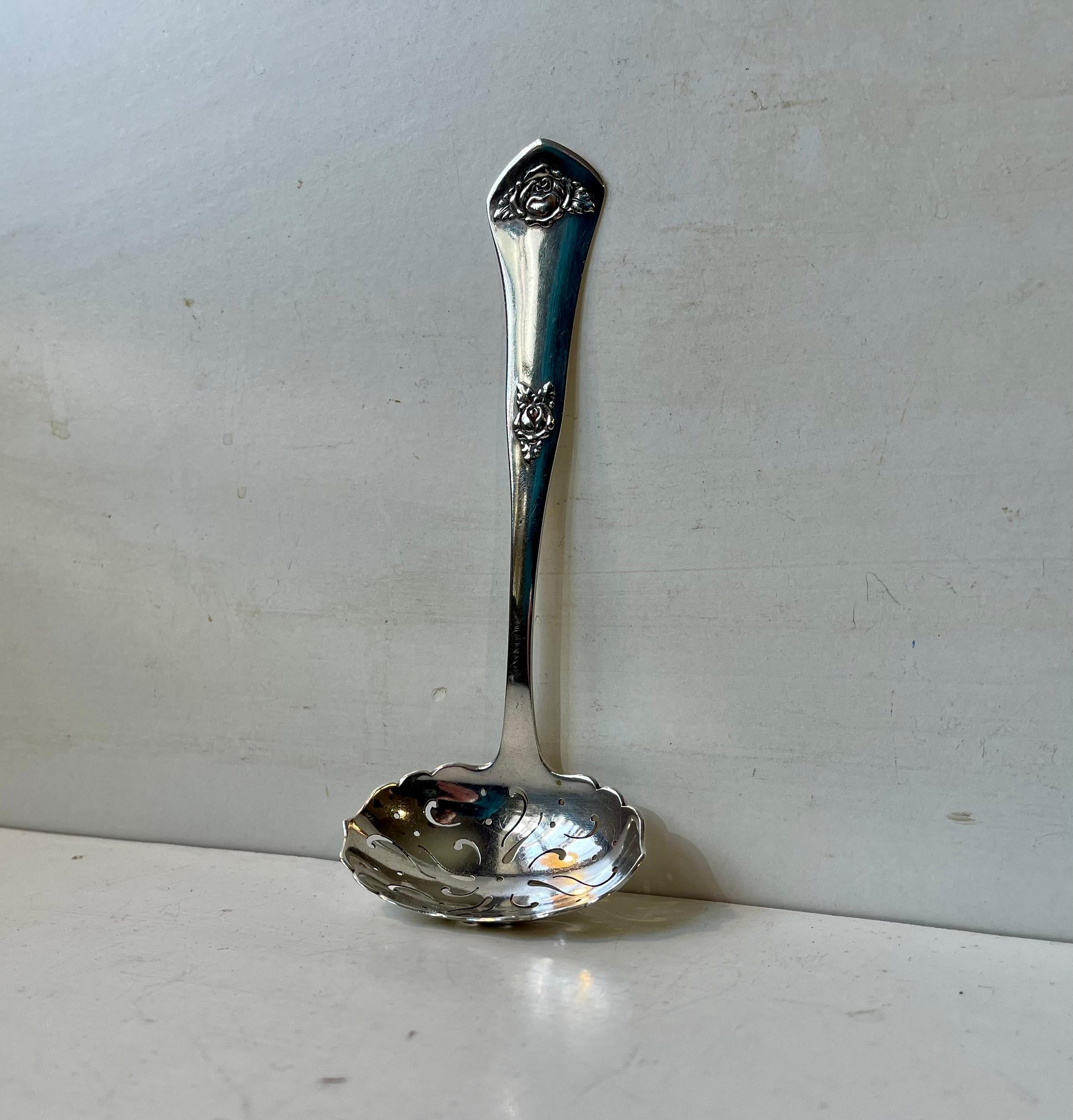 Una cuchara de azúcar tamiz de la serie Rosa de Frantz Hingelberg. Diseñada y fabricada en 1922 en su taller de Aarhus, Dinamarca. Totalmente hallmarke con el año 1922 y danés 3 torres indicativo de plata de ley danesa. 

Medidas: Alto/Largo: 14,5