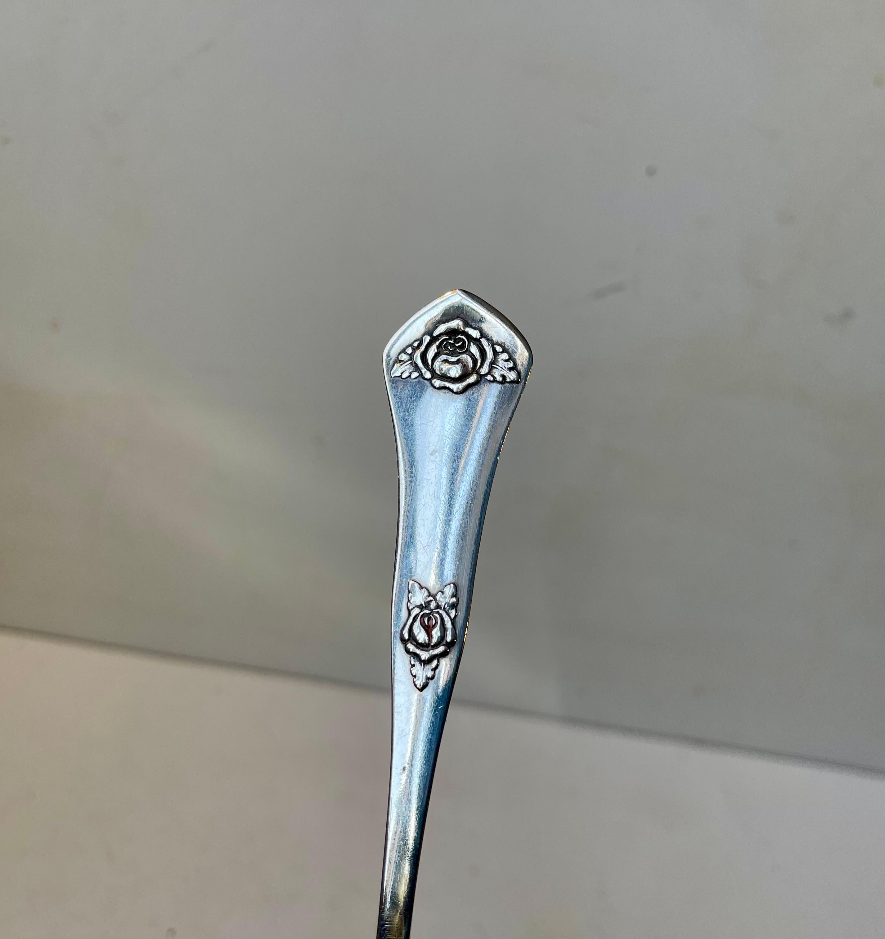 Antiguo F. J. Hingelberg Cuchara para espolvorear azúcar de fresa en plata de ley Victoriano tardío en venta