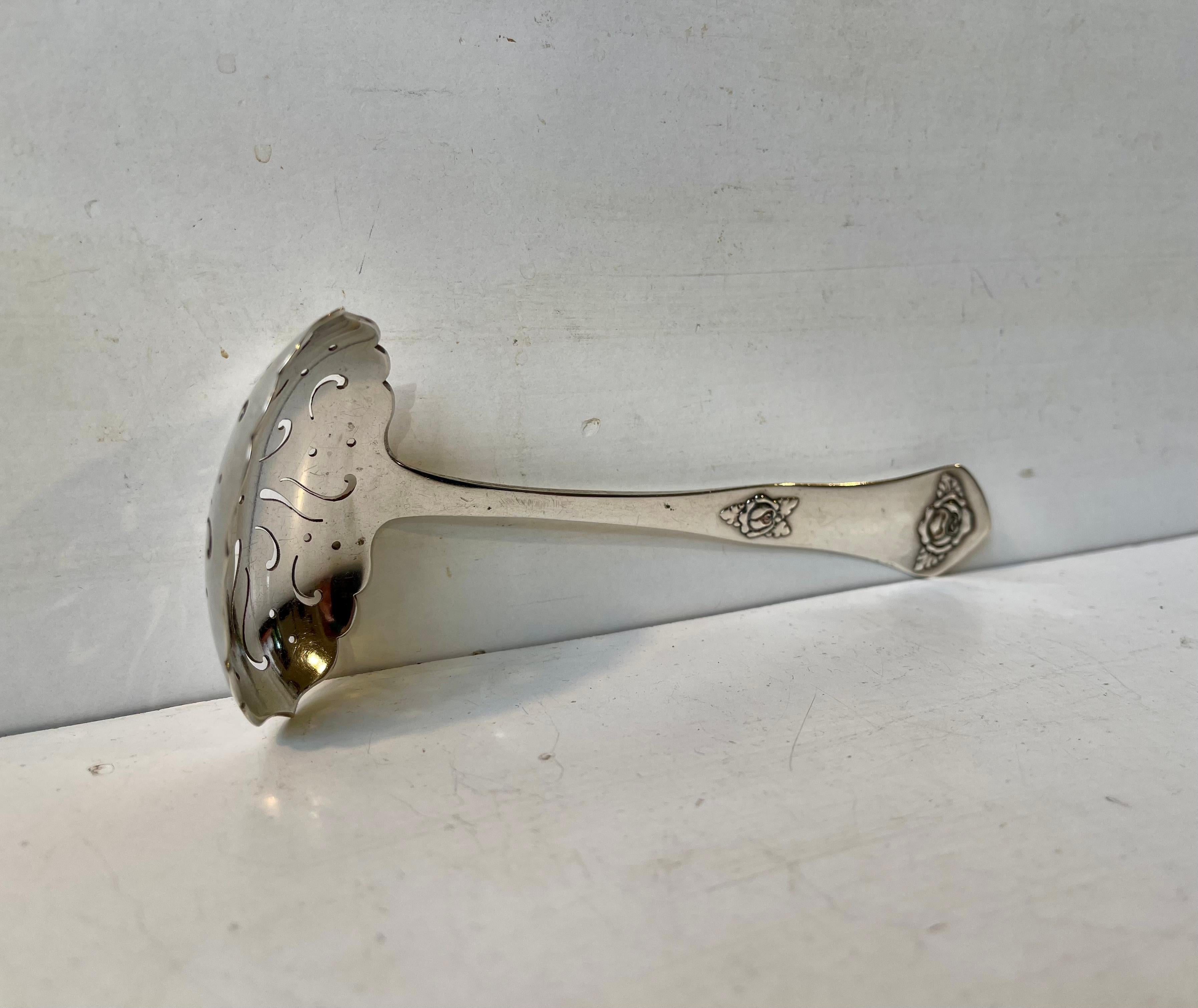 Antiguo F. J. Hingelberg Cuchara para espolvorear azúcar de fresa en plata de ley siglo XX en venta