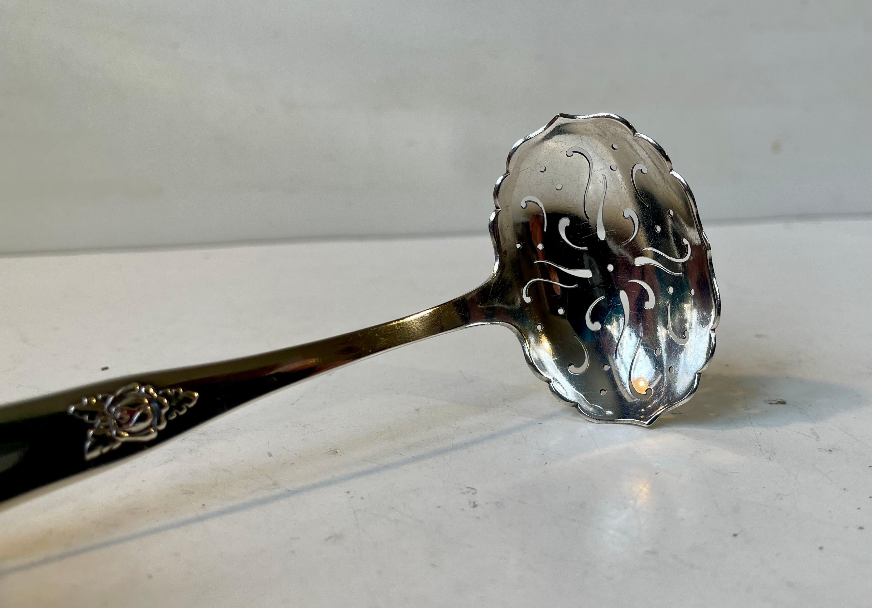 Antiguo F. J. Hingelberg Cuchara para espolvorear azúcar de fresa en plata de ley en venta 1