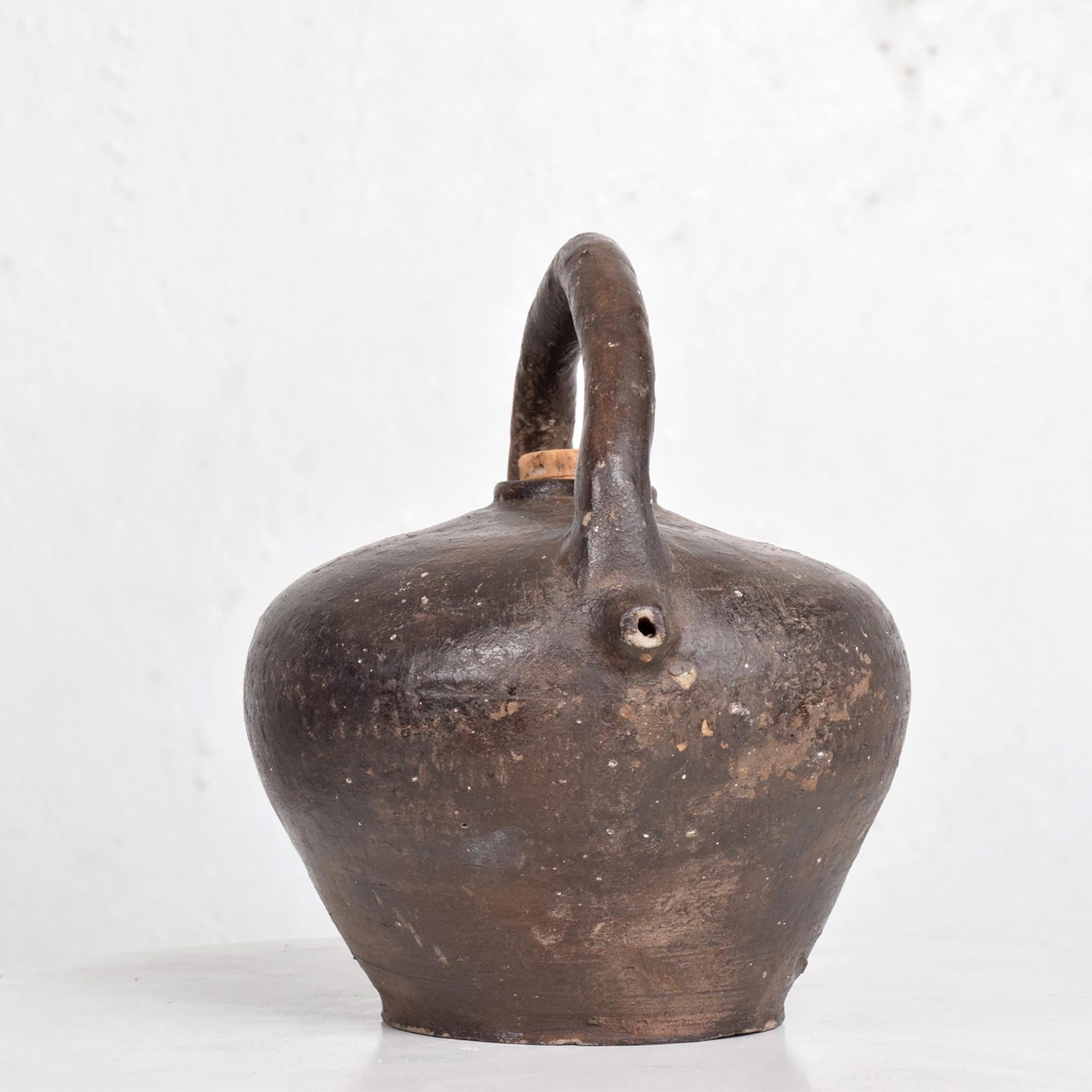 Provincial français Vase à huile antique en poterie française faite à la main du 19e siècle