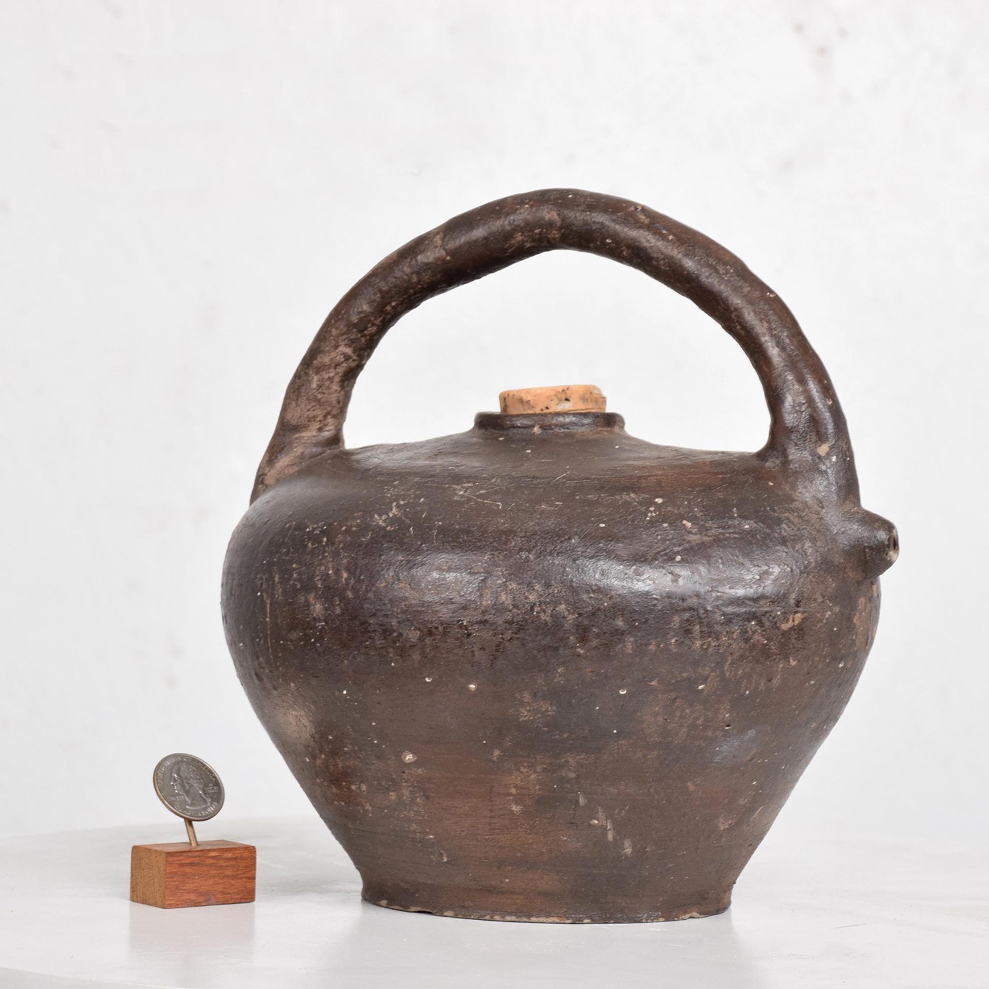 Français Vase à huile antique en poterie française faite à la main du 19e siècle