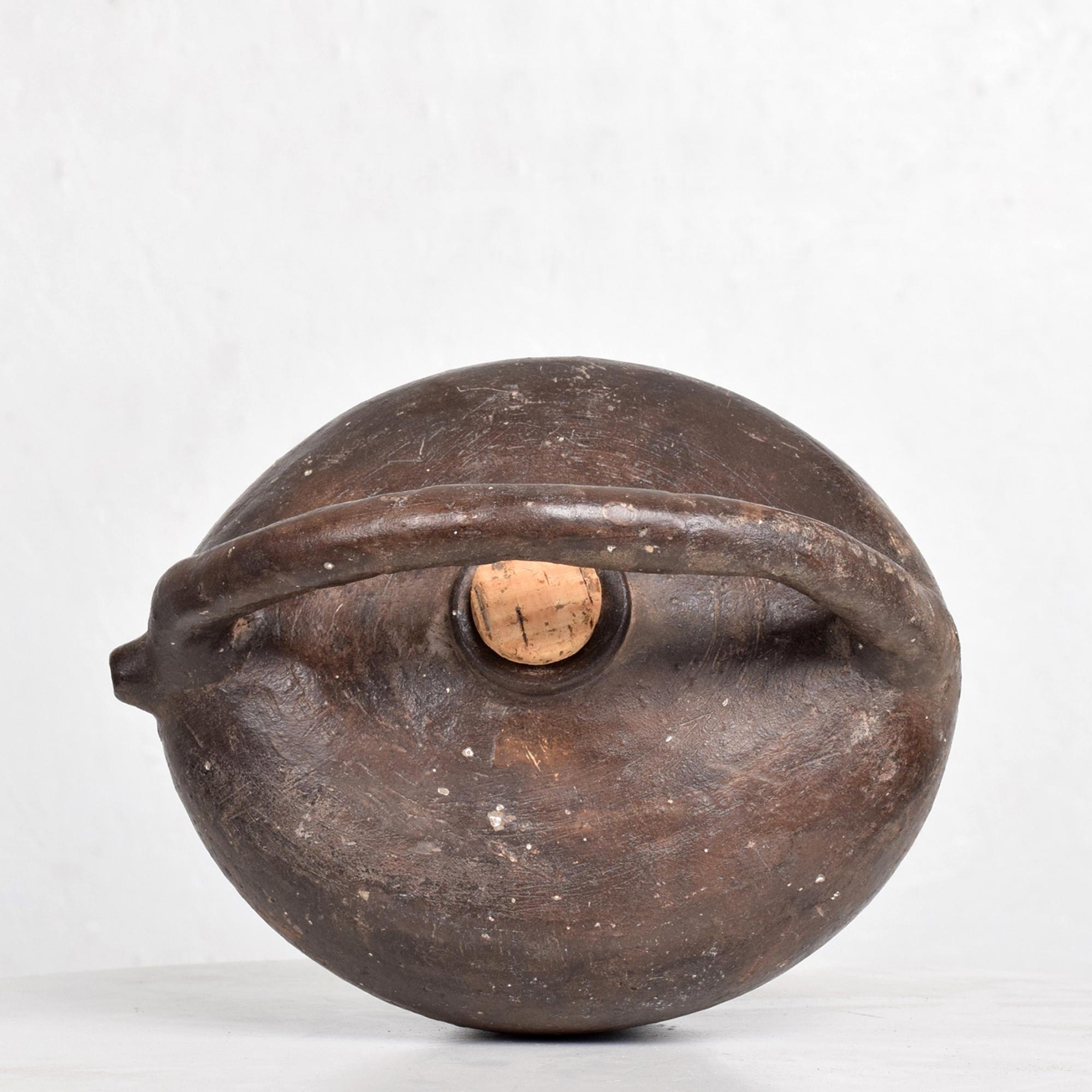 Vase à huile antique en poterie française faite à la main du 19e siècle 1