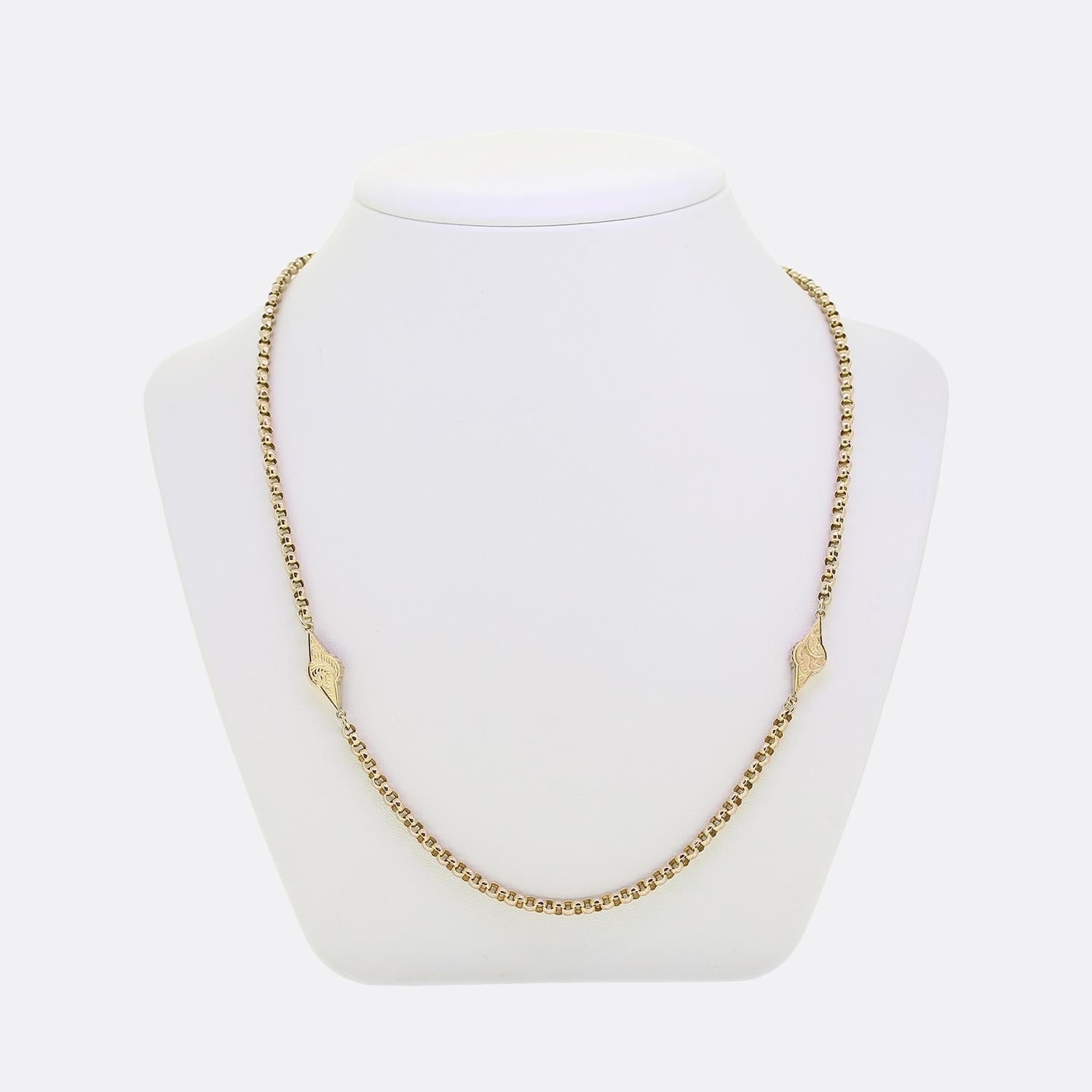 Aquí tenemos una cadena belcher facetada de oro amarillo rosa de 9 ct sujeta con un cierre giratorio. La singularidad de esta cadena radica en los cuatro motivos florales acanalados en forma de diamante colocados a lo largo de la cadena, que rompen