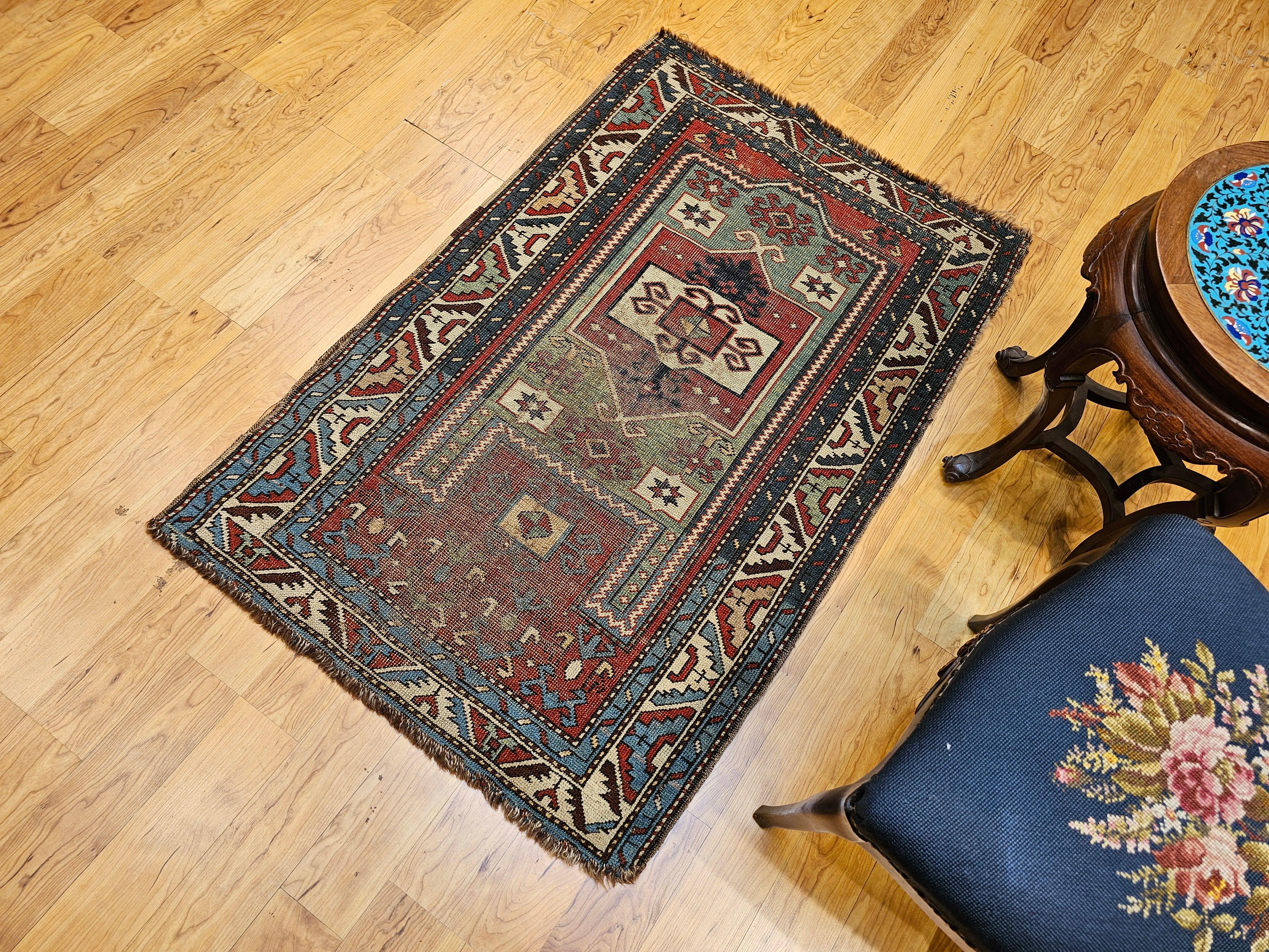 Antiker Fachralo Kazak Teppich in Rot, Salbei Grün, Elfenbein, Blau im Angebot 6