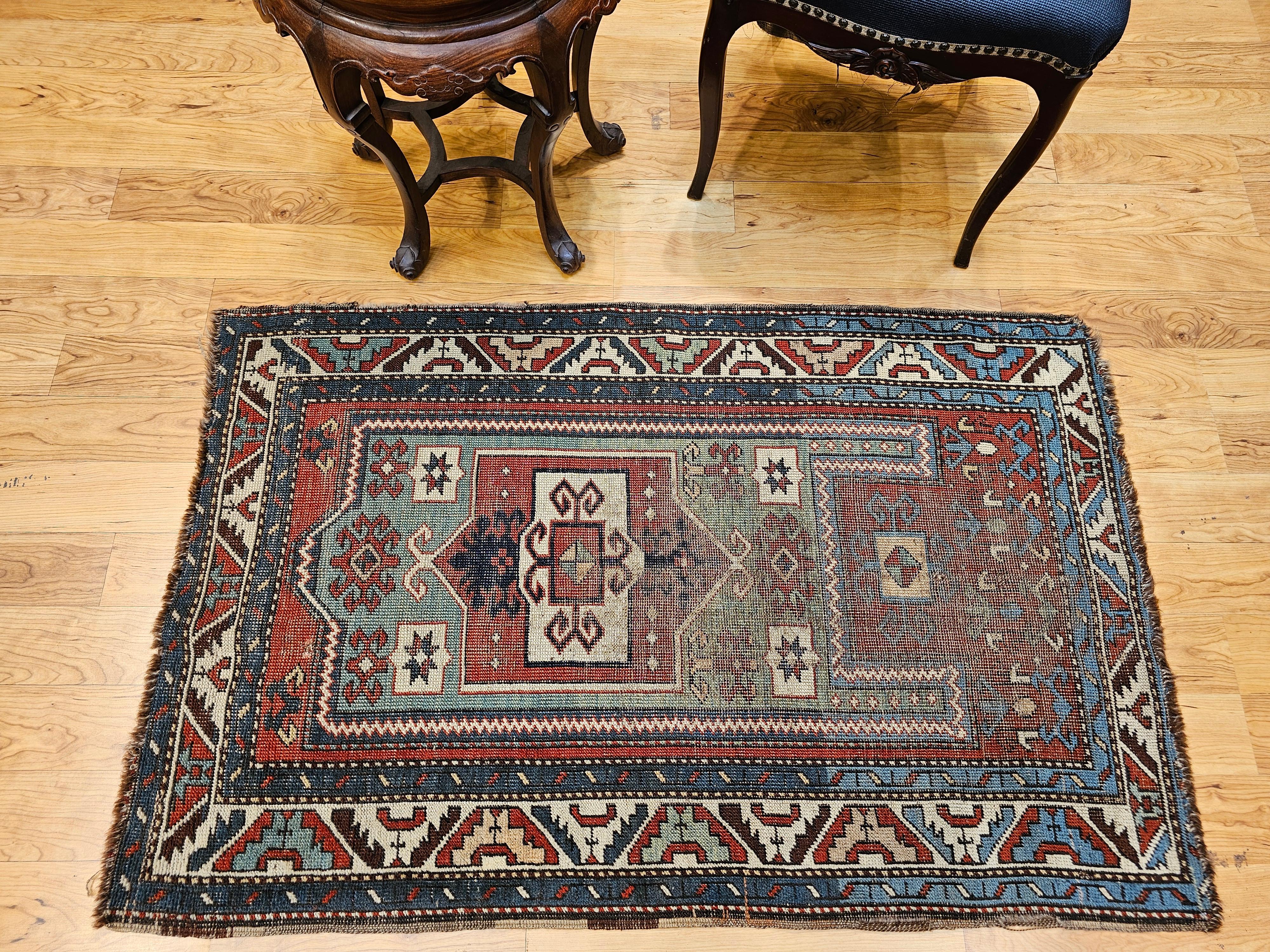 Antiker Fachralo Kazak Teppich in Rot, Salbei Grün, Elfenbein, Blau im Angebot 7