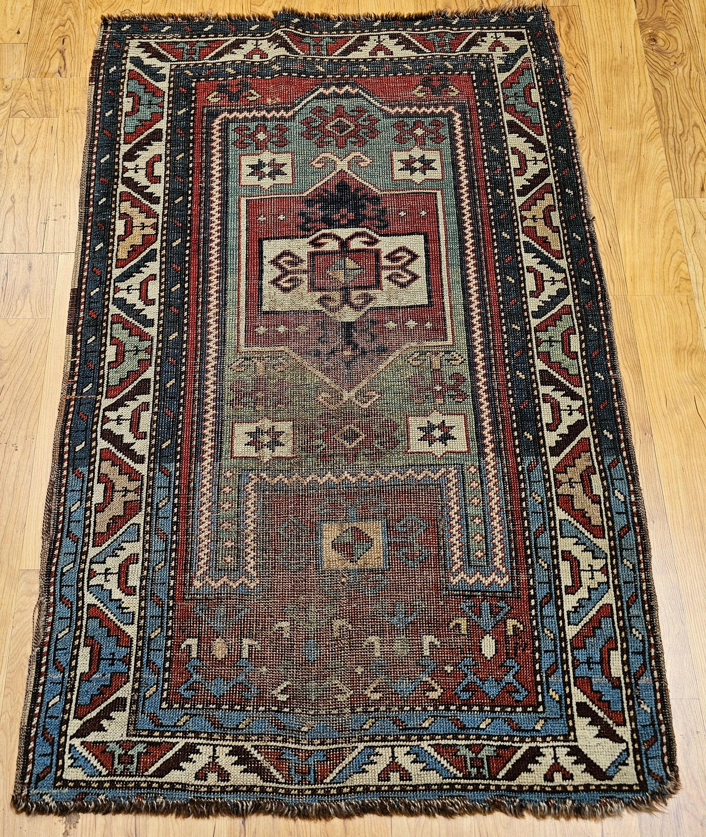 Ein außergewöhnlicher antiker Fachralo-Kazak-Teppich aus dem geschätzten Weberdorf Fachralo im südlichen Kaukasus. Dieses auffällige Beispiel kaukasischer Stammeskunst, das im späten 19. Jahrhundert gewebt wurde, zeigt ein leuchtend rotes Feld, das