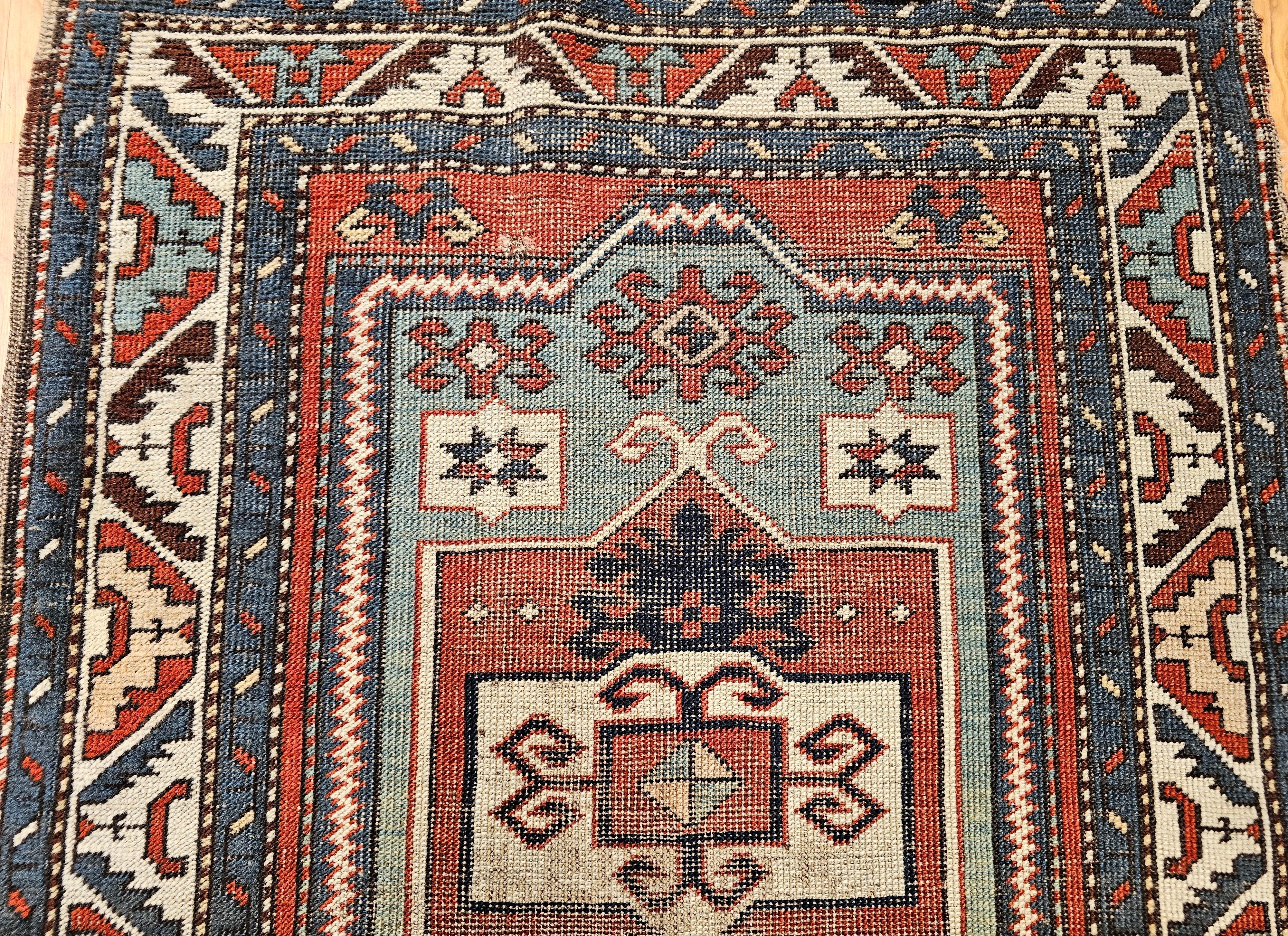 Antiker Fachralo Kazak Teppich in Rot, Salbei Grün, Elfenbein, Blau (Kaukasisch) im Angebot