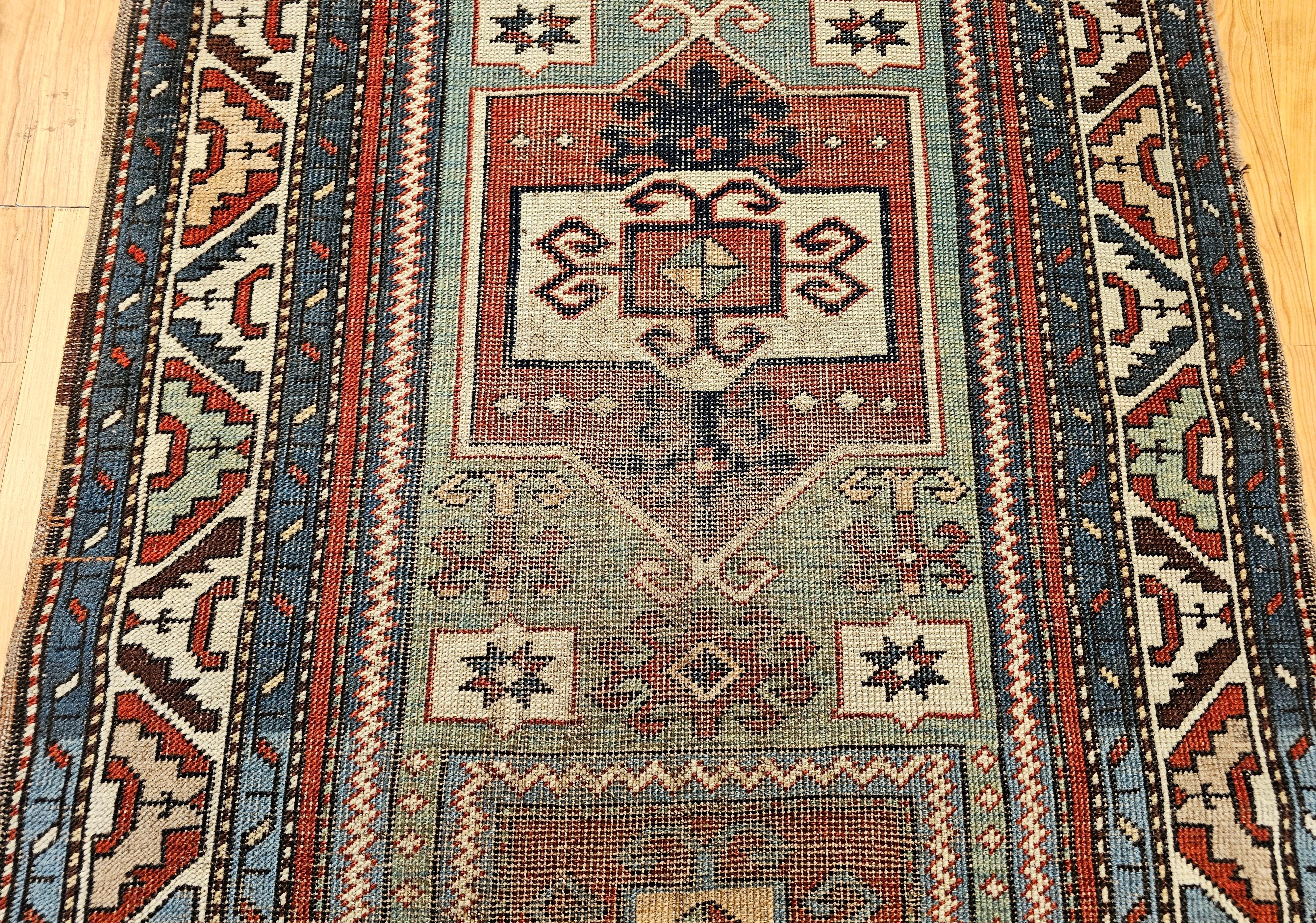 Antiker Fachralo Kazak Teppich in Rot, Salbei Grün, Elfenbein, Blau (Pflanzlich gefärbt) im Angebot