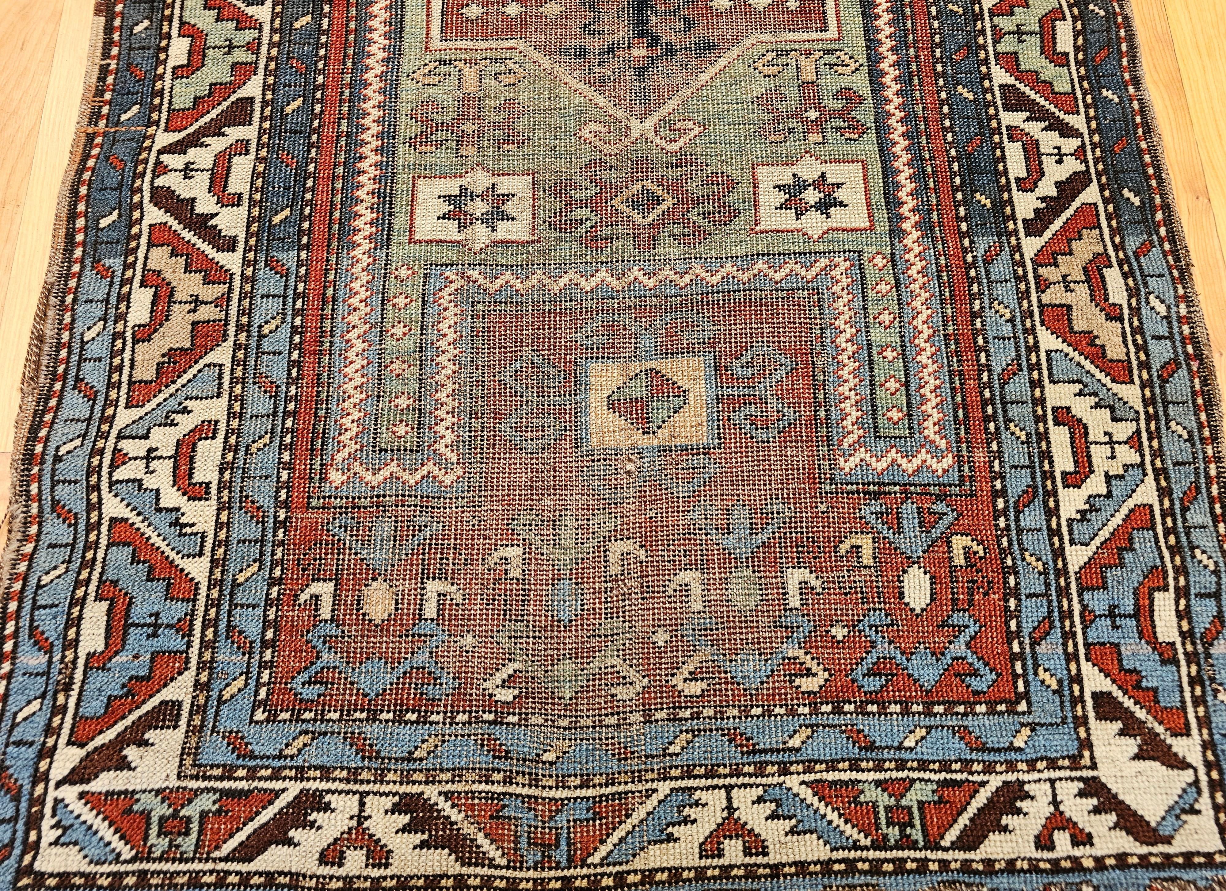Antiker Fachralo Kazak Teppich in Rot, Salbei Grün, Elfenbein, Blau im Zustand „Gut“ im Angebot in Barrington, IL