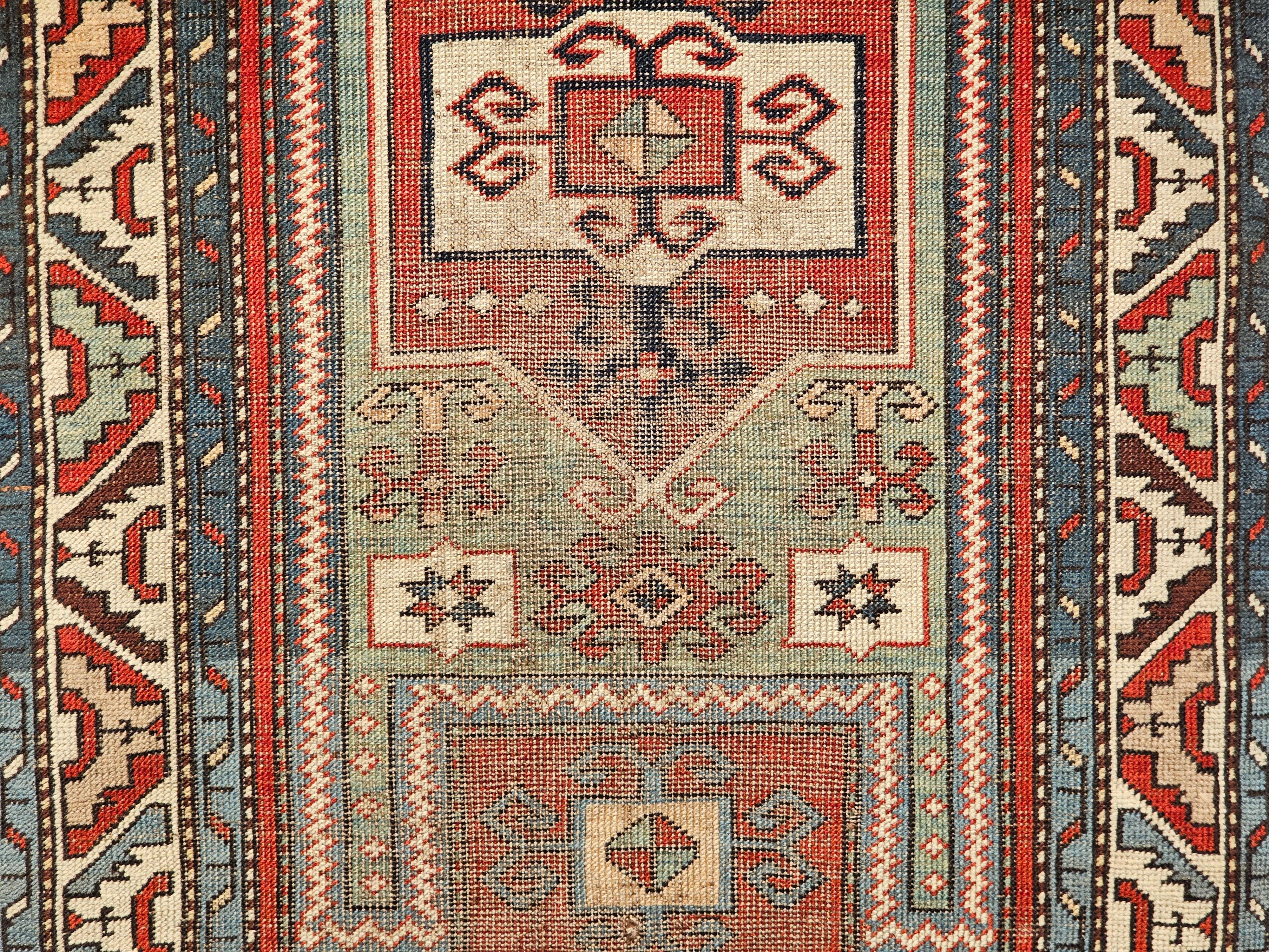 Antiker Fachralo Kazak Teppich in Rot, Salbei Grün, Elfenbein, Blau (Wolle) im Angebot