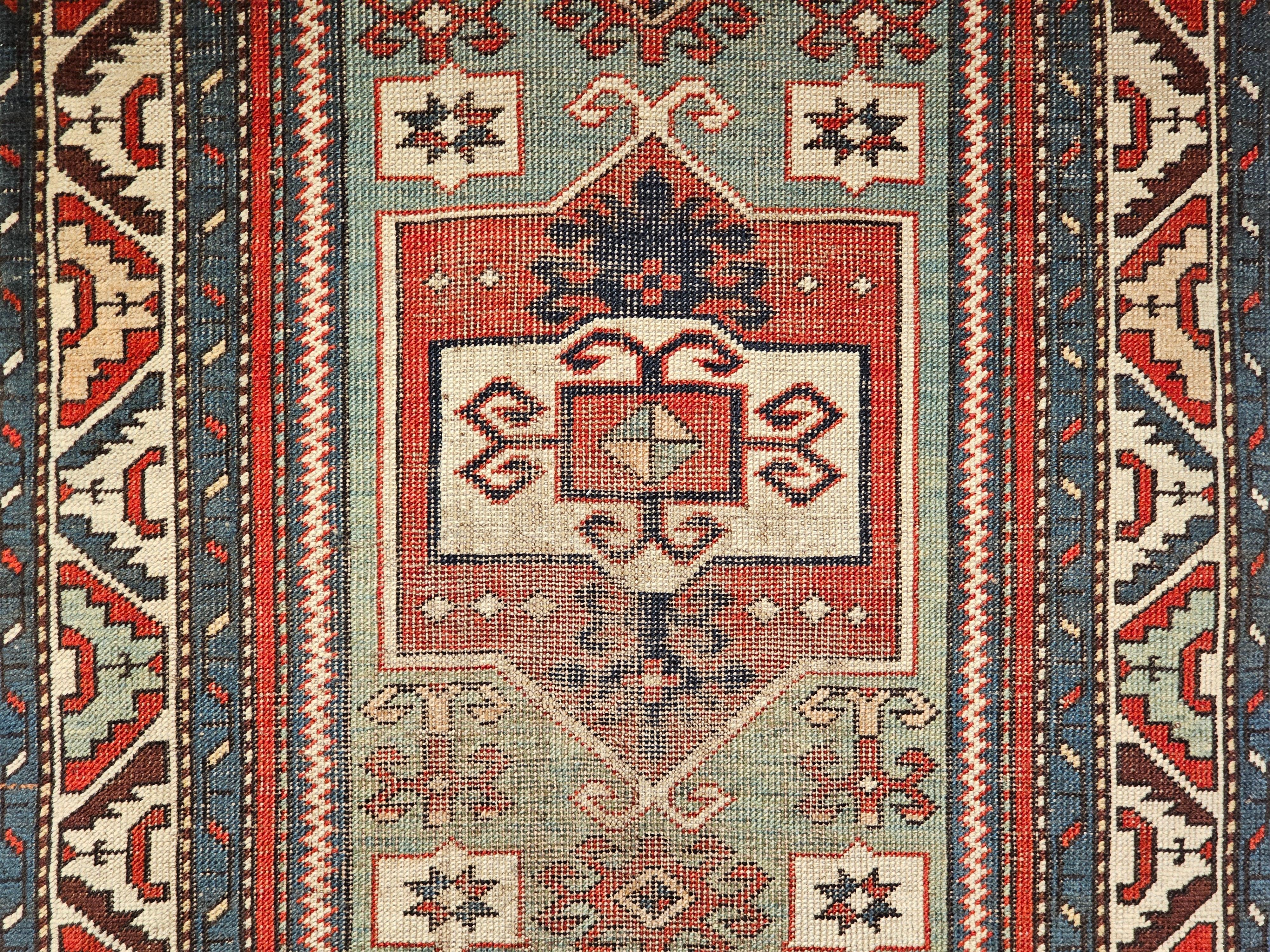 Antiker Fachralo Kazak Teppich in Rot, Salbei Grün, Elfenbein, Blau im Angebot 1
