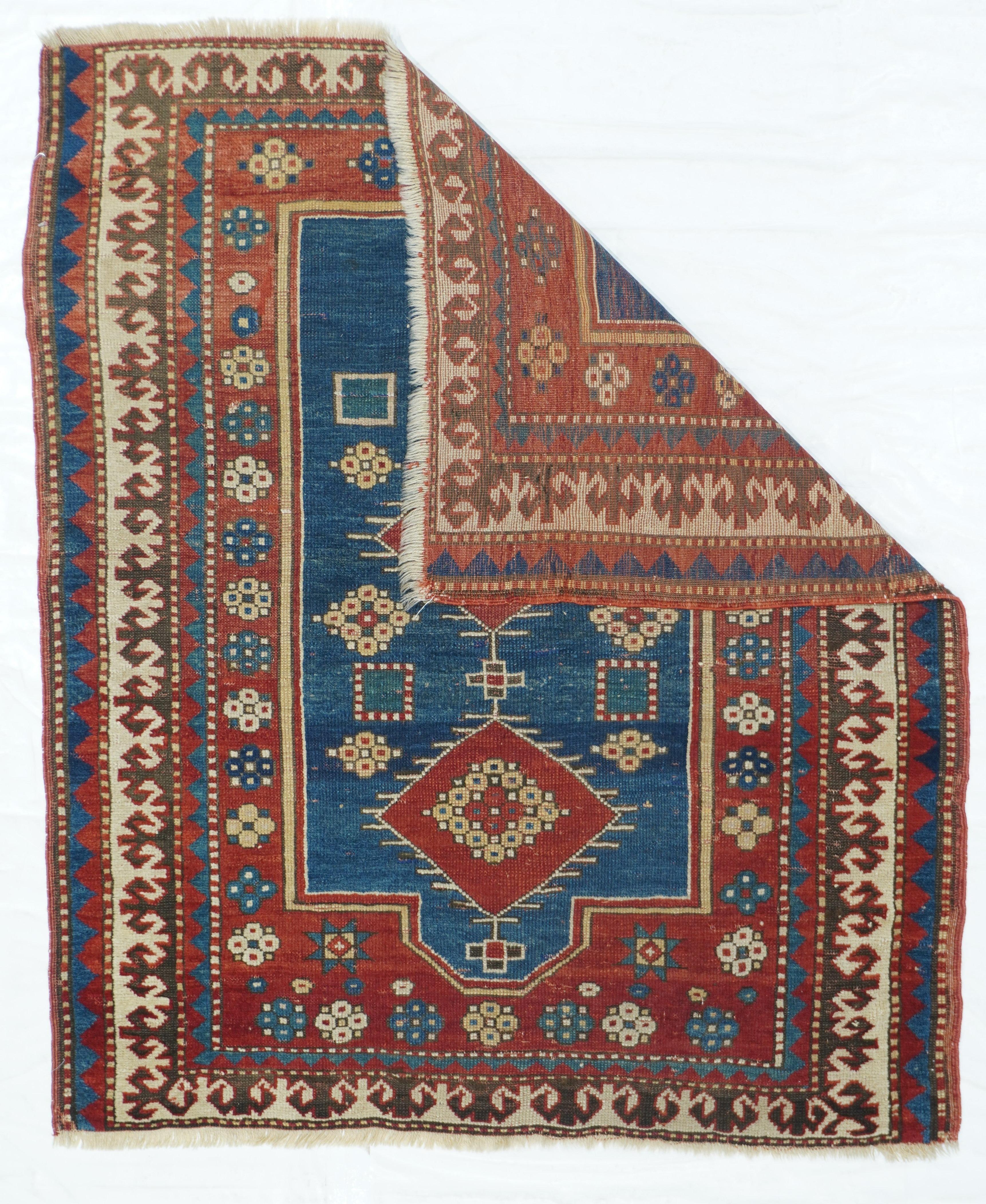 Antiker Fachralo-Kazak-Teppich 3'4'' x 3'9''. Obwohl diese ganz natürlich gefärbte Nischenstreuung von Fachralo Kazak unter einer starken Endreduzierung leidet, bei der beide äußeren Ränder verloren gegangen sind, bewahrt sie ihren klassischen Stil