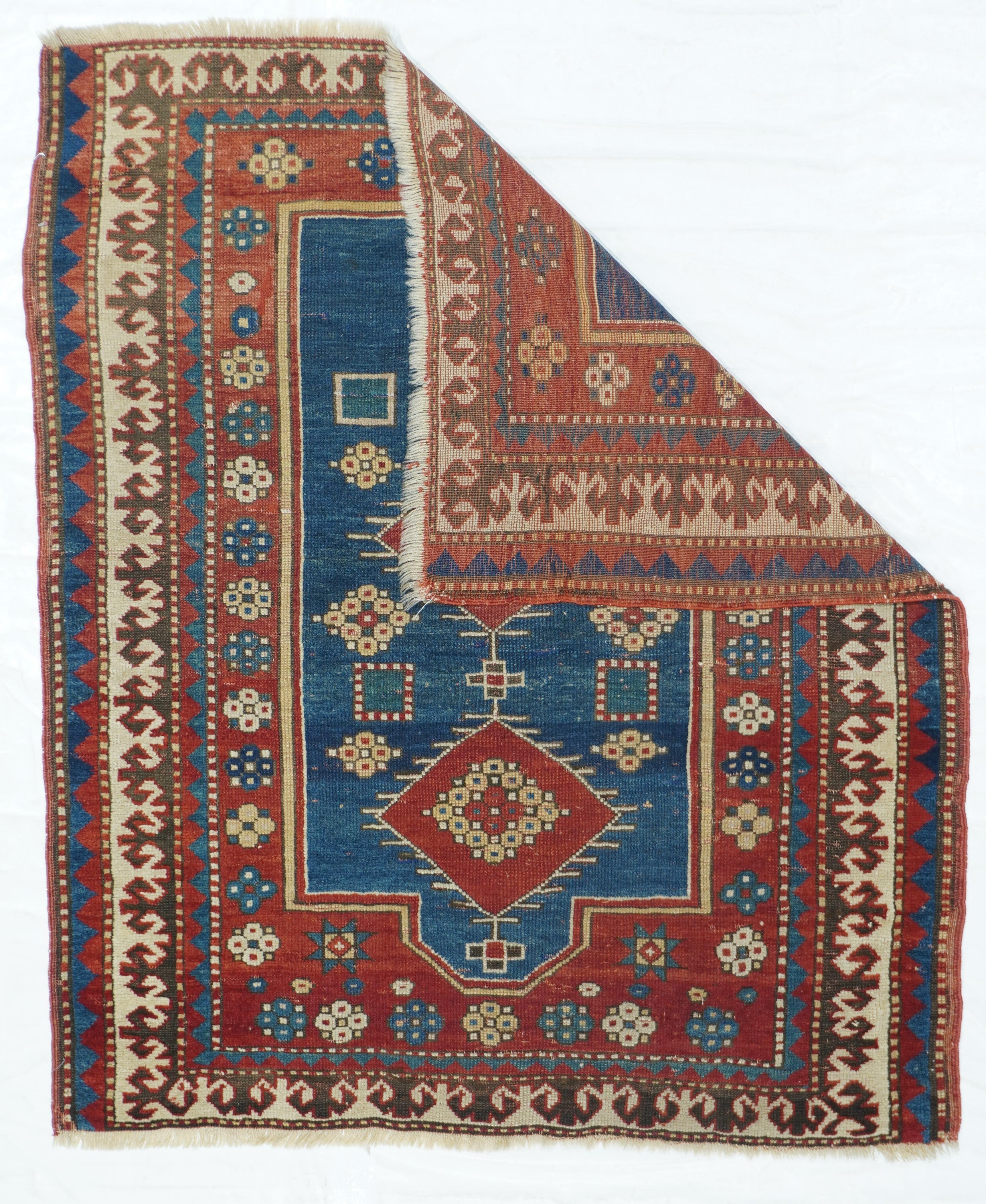 Tappeto antico Fachralo Kazak, misure: 3'4'' x 3'9''. Sebbene soffra di una grave riduzione dell'estremità con entrambi i bordi esterni minori persi, questo spargimento a nicchia Fachralo Kazak, interamente tinto naturalmente, mantiene il suo stile