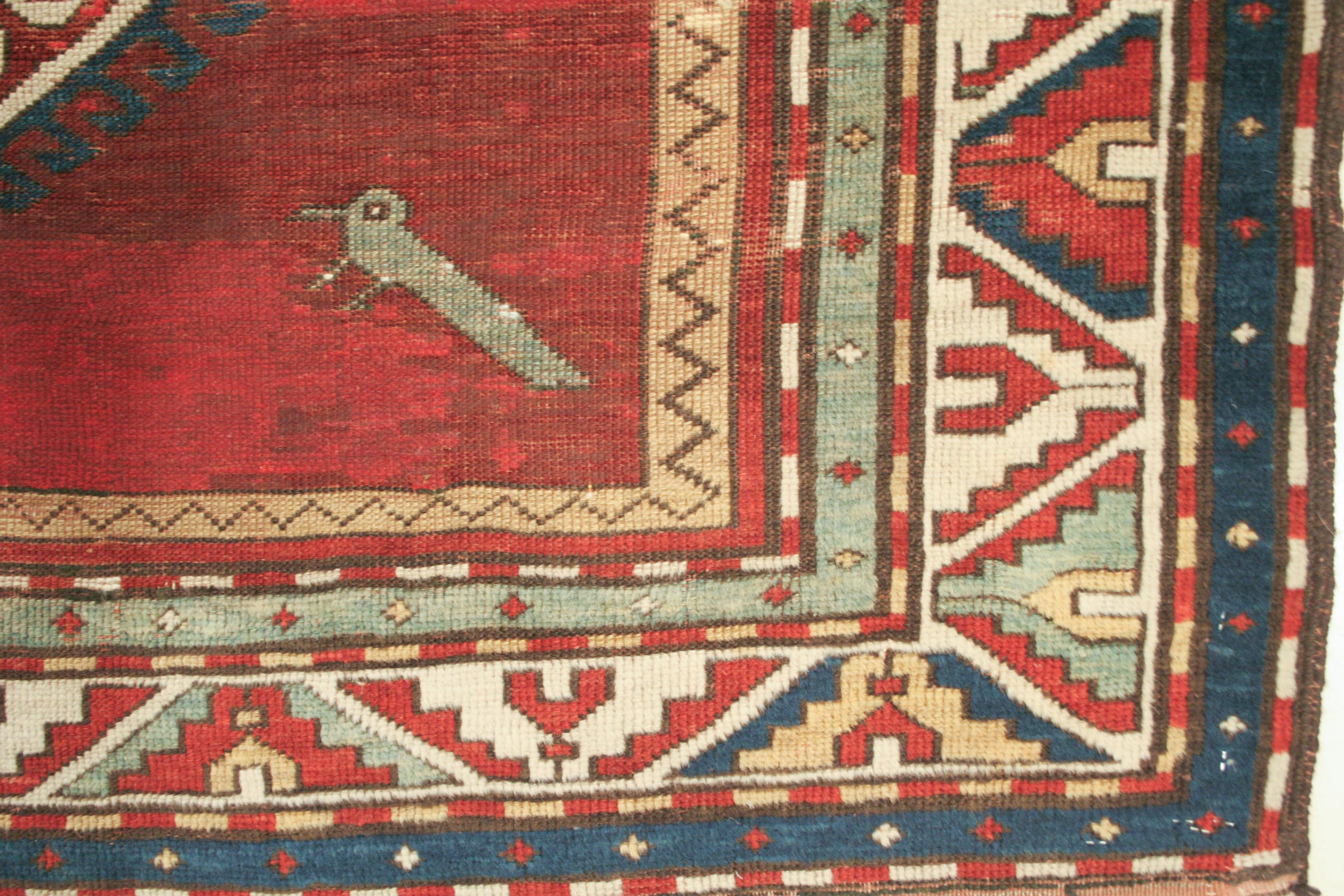 Un autentico tappeto kazako antico con un motivo a campo dominato da due grandi dispositivi esagonali che si vedono tipicamente sui tappeti con design a nicchia attribuiti al villaggio di Fachralo, situato nel Caucaso sud-occidentale e popolato