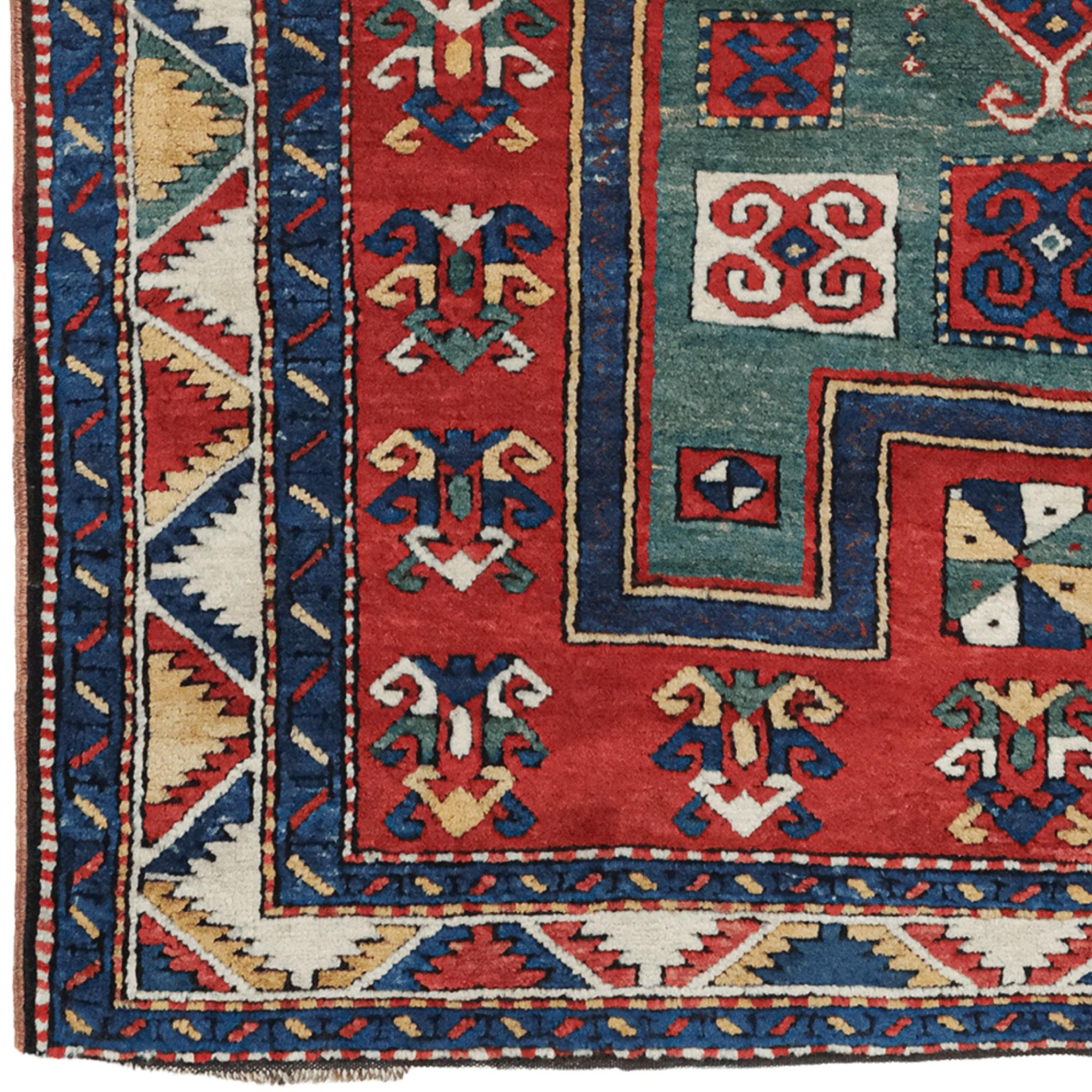 Période : Milieu du 19e siècle
Origine : Fahrola, Caucase
Dimensions : 122 x 144 cm : 122 x 144 cm

Ce tapis exquis a été tissé au milieu du XIXe siècle dans la région de Fahrola, dans le Caucase. Bel exemple de tissage traditionnel caucasien, il
