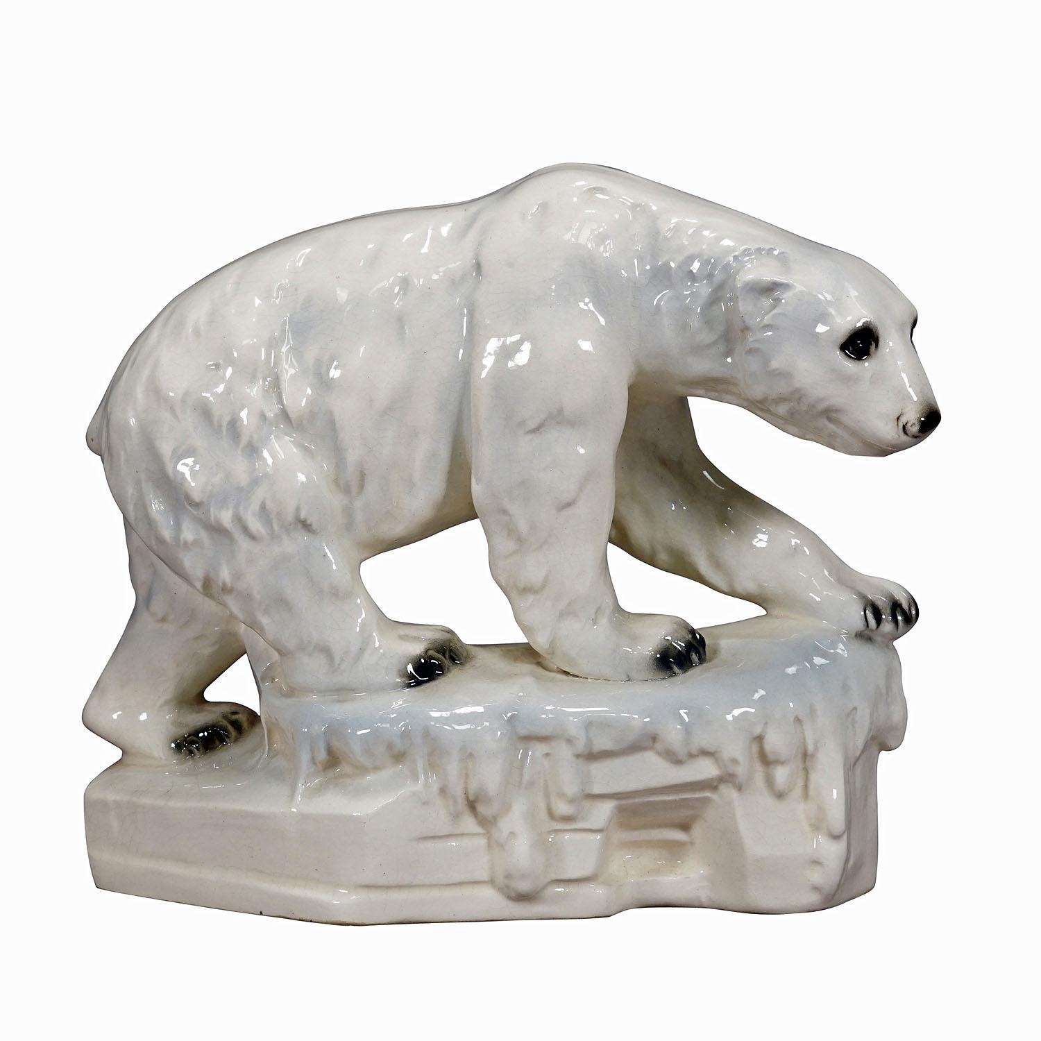 Escultura antigua de oso polar de loza, ca. 1930
Artículo e7268
Estatua antigua de loza que representa a un oso polar, decorada con colores pulidos y glacé brillante. Fabricado por Sitzendorfer Porzellanmanufaktur, Gebrüder Voigt ca. 1930s. Firma