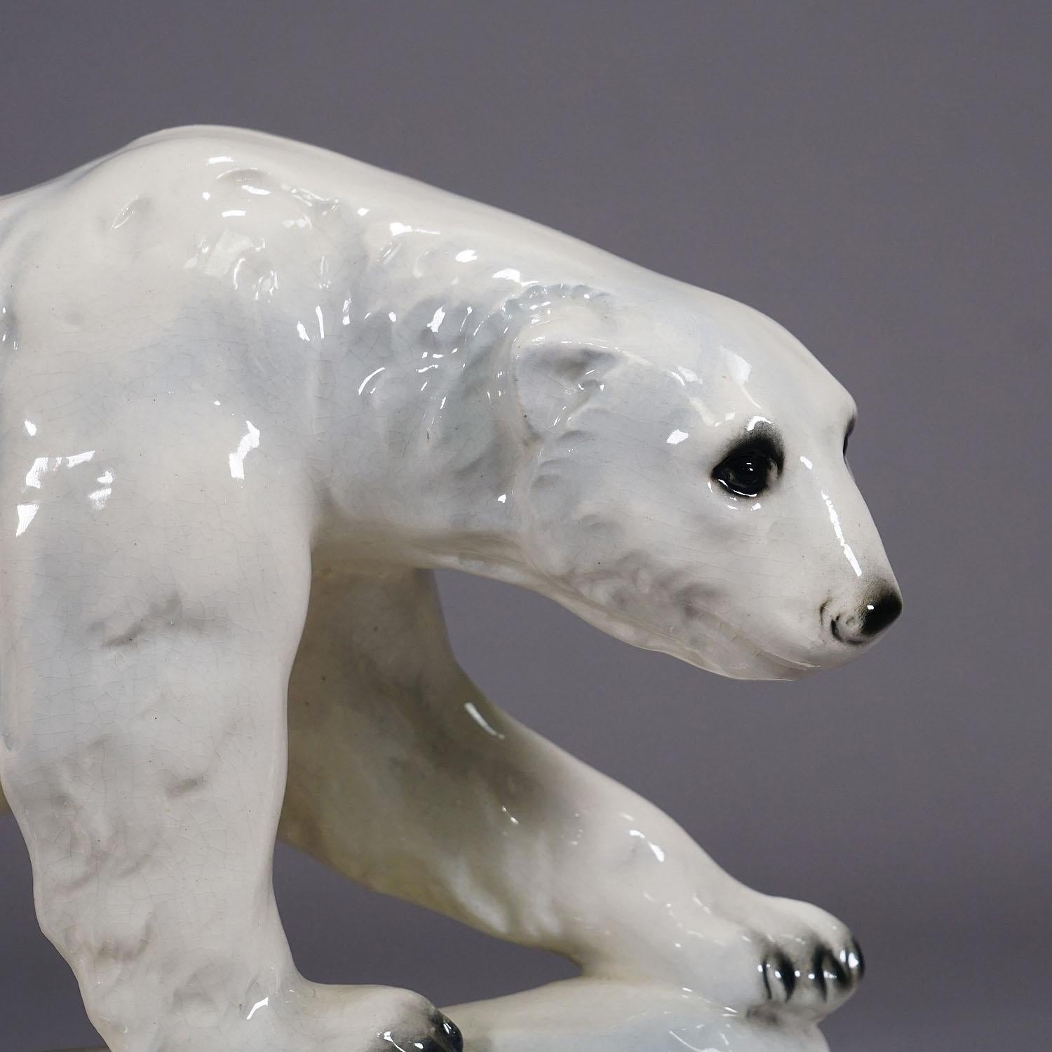 Escultura antigua de oso polar de loza, ca. 1930 Art Decó en venta