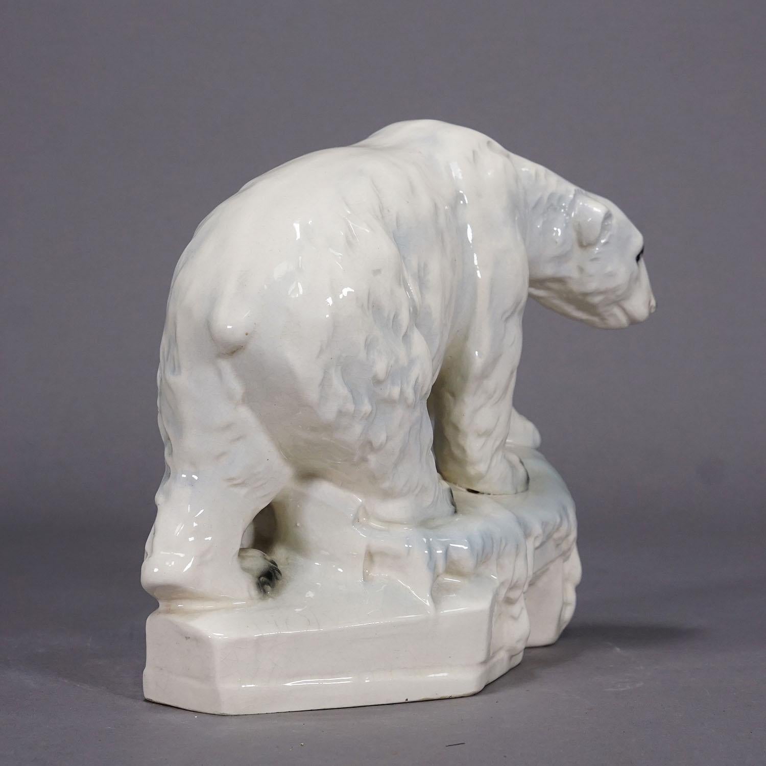 Escultura antigua de oso polar de loza, ca. 1930 Alemán en venta