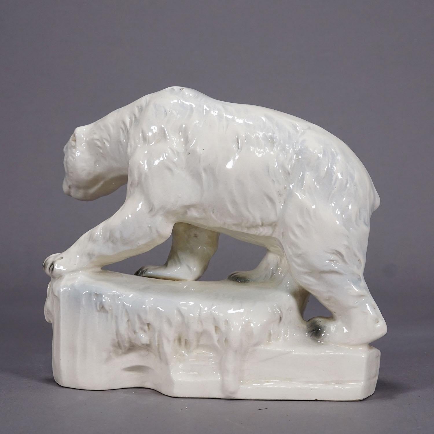Escultura antigua de oso polar de loza, ca. 1930 Vaciado en venta