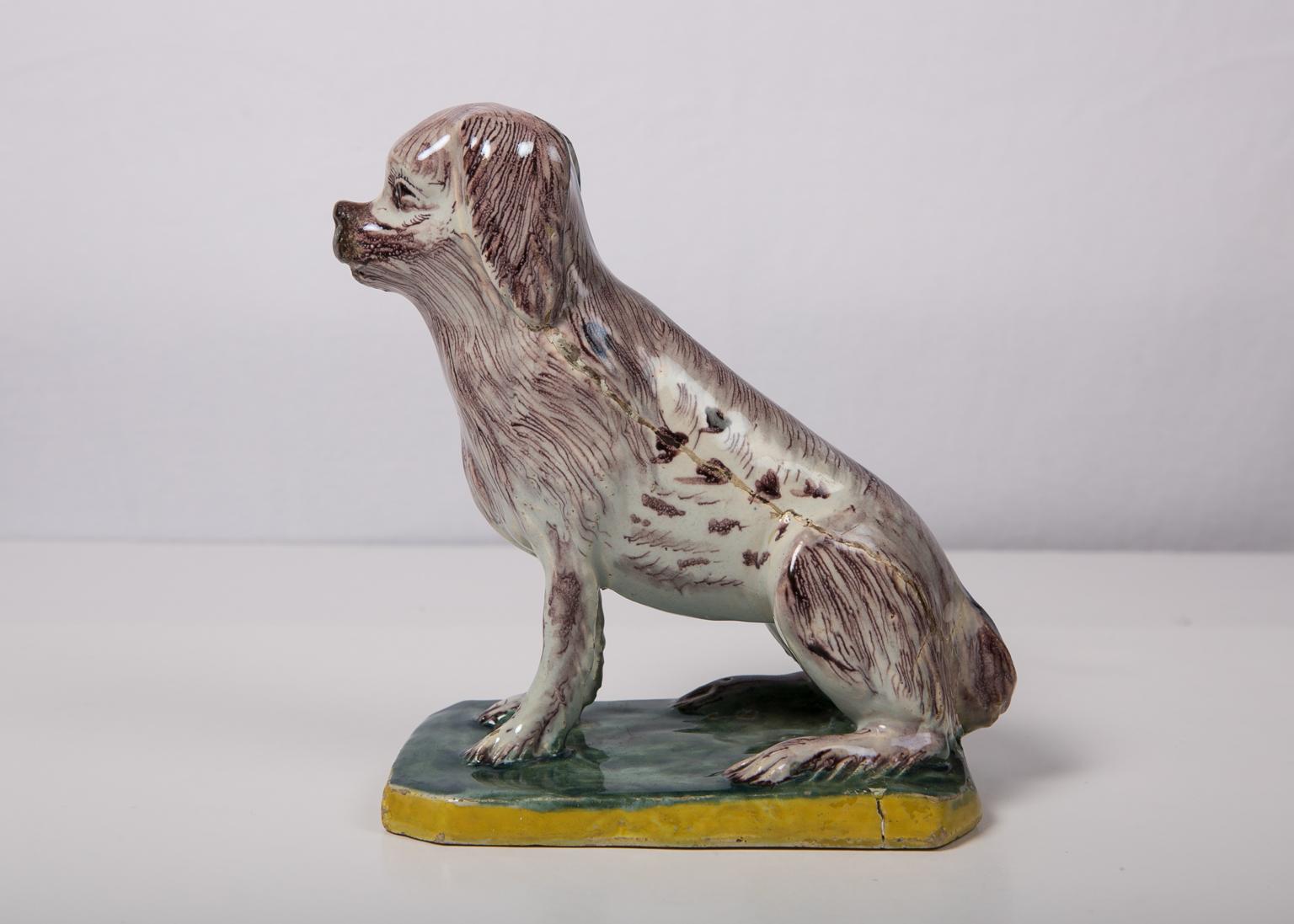 Chien ancien en faïence:: un épagneul:: fabriqué à Bruxelles au 18e siècle 2