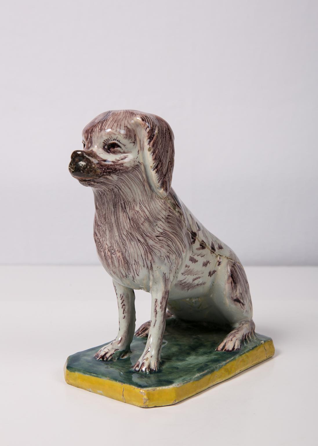 Chien ancien en faïence:: un épagneul:: fabriqué à Bruxelles au 18e siècle 3