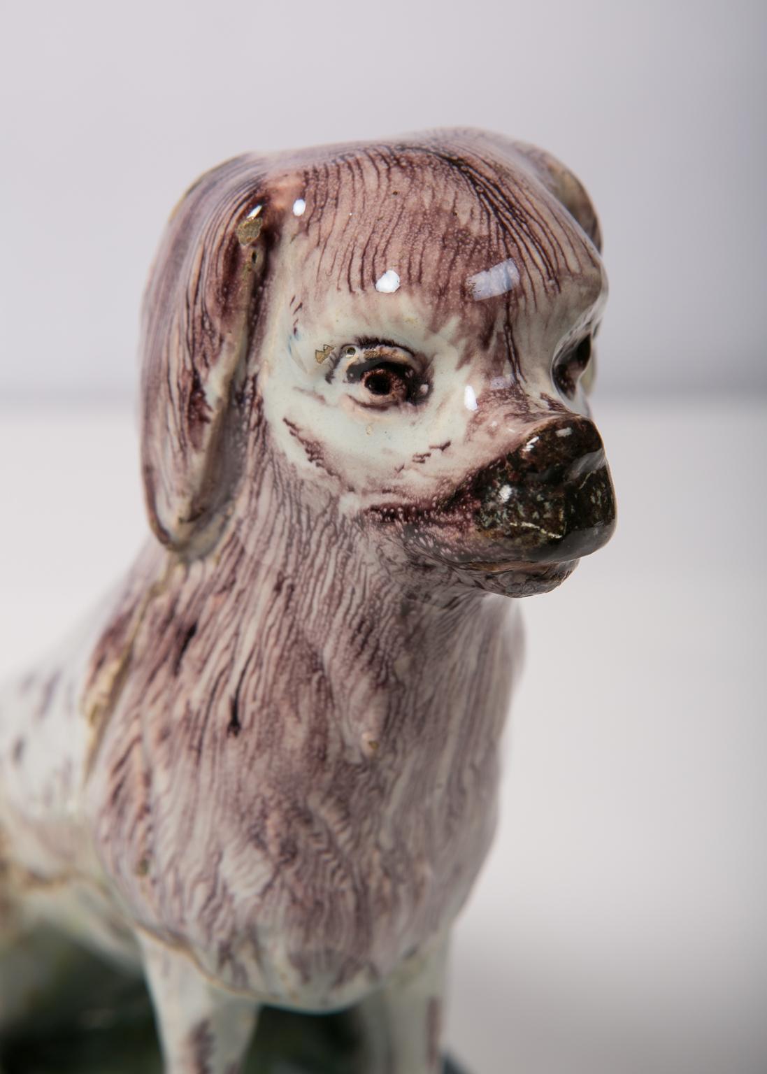 Chien ancien en faïence:: un épagneul:: fabriqué à Bruxelles au 18e siècle 4