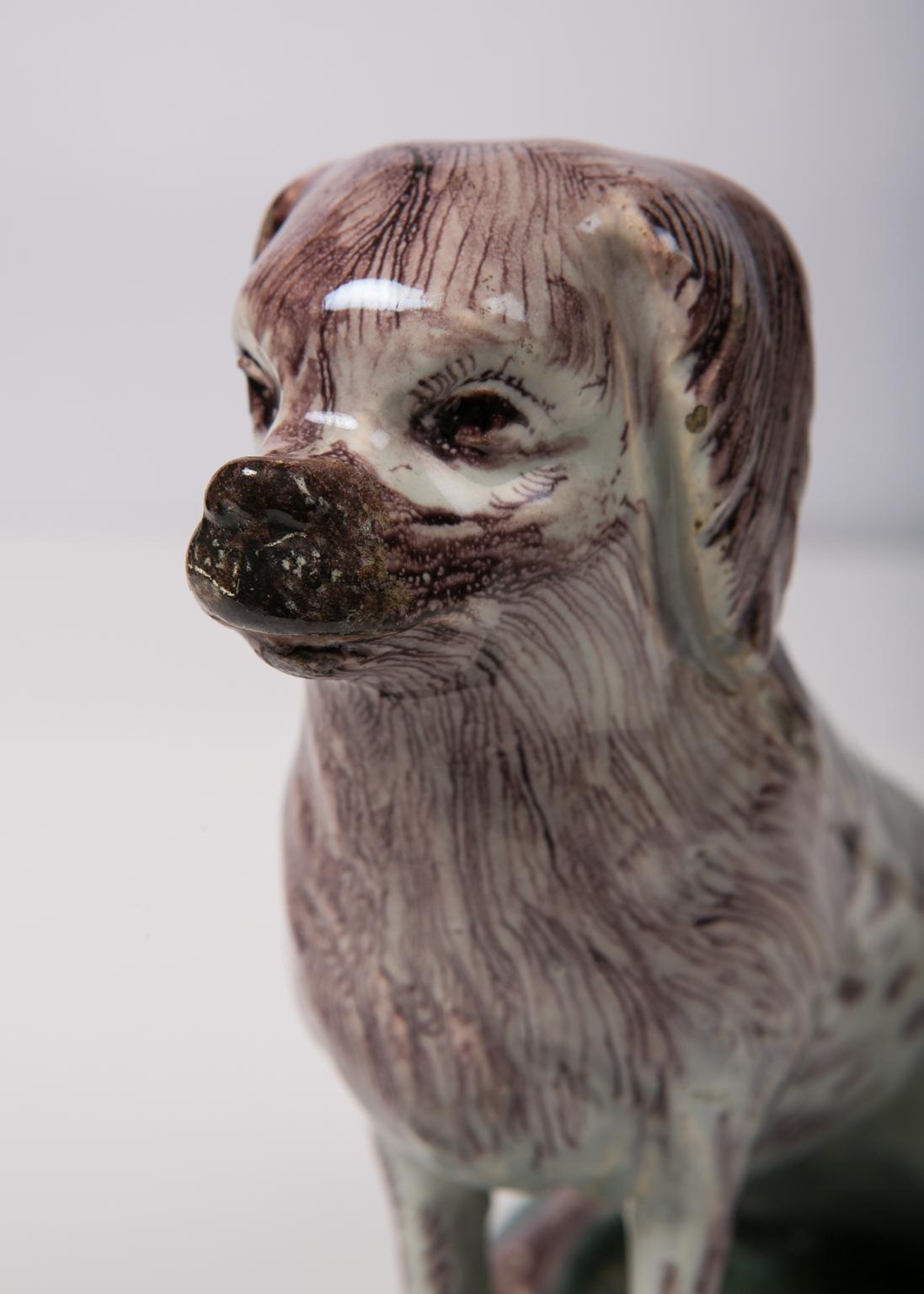 Rococo Chien ancien en faïence:: un épagneul:: fabriqué à Bruxelles au 18e siècle
