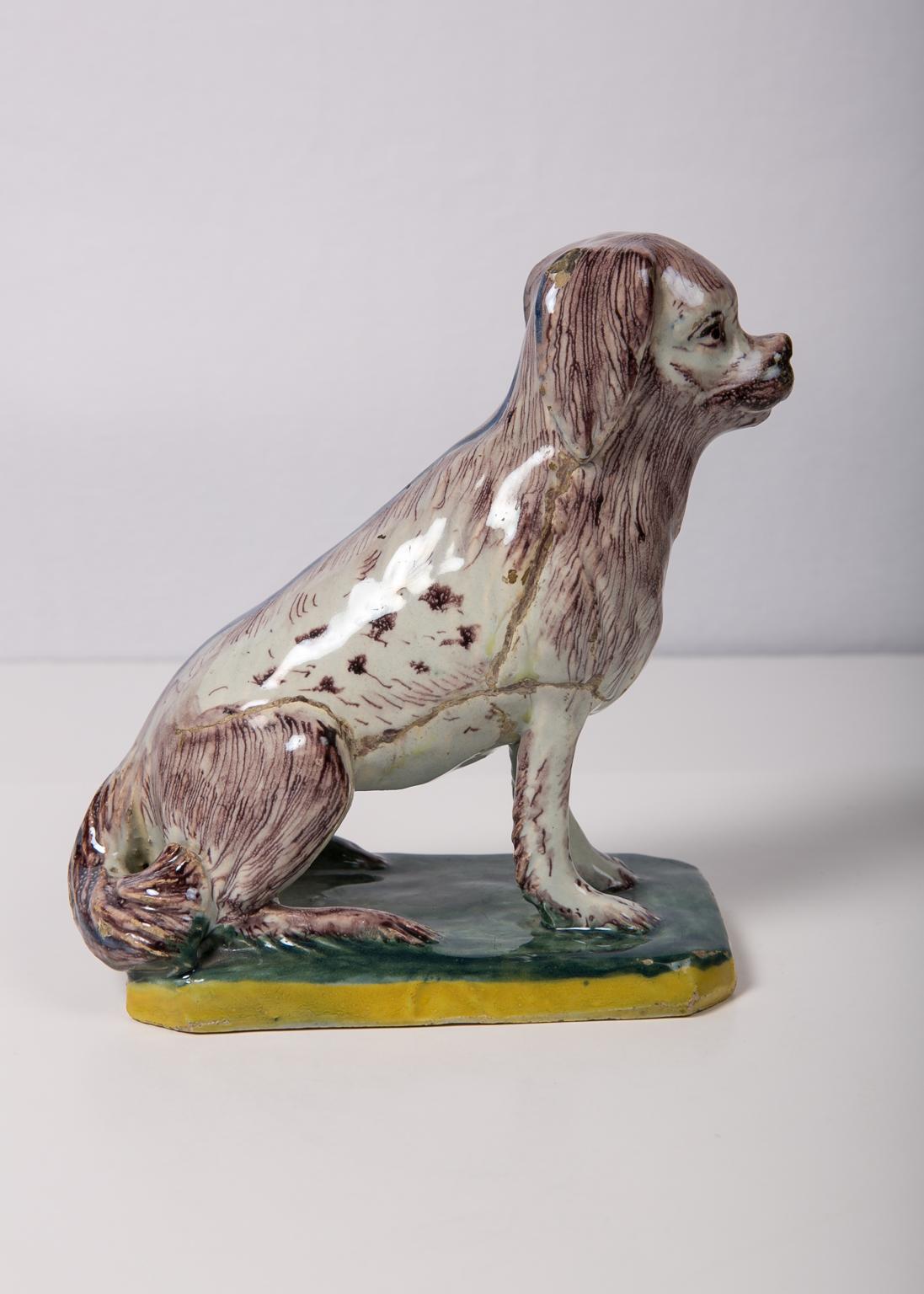 Peint à la main Chien ancien en faïence:: un épagneul:: fabriqué à Bruxelles au 18e siècle