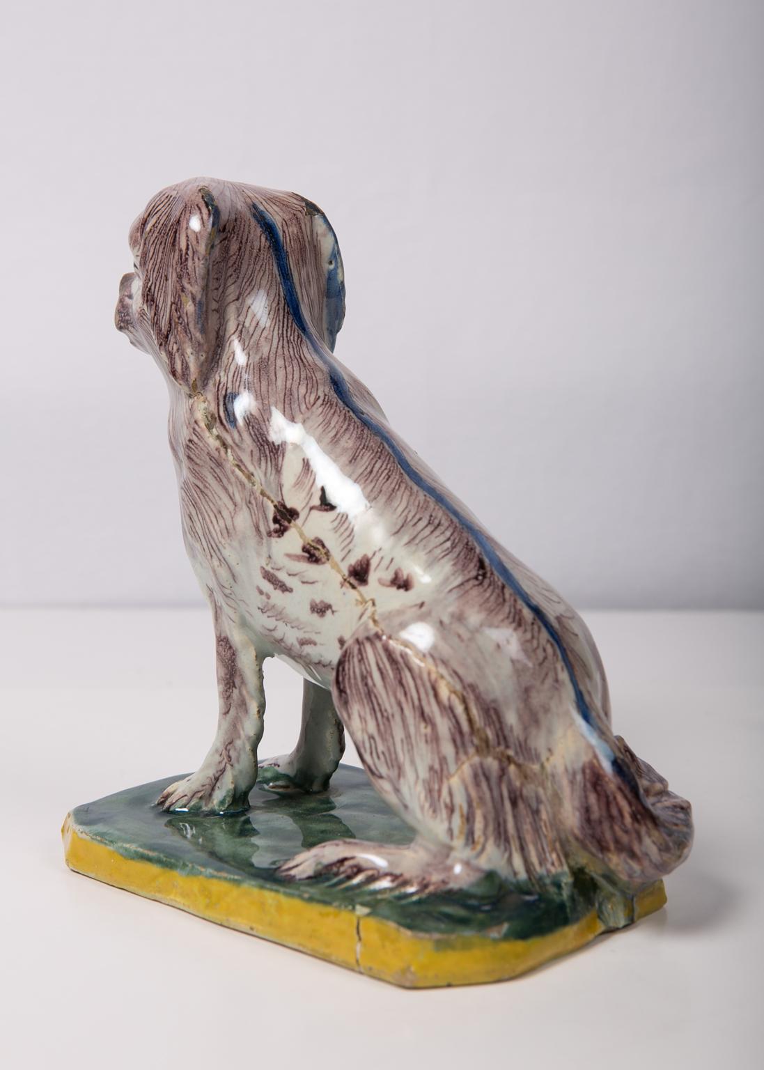 Chien ancien en faïence:: un épagneul:: fabriqué à Bruxelles au 18e siècle Excellent état à Katonah, NY