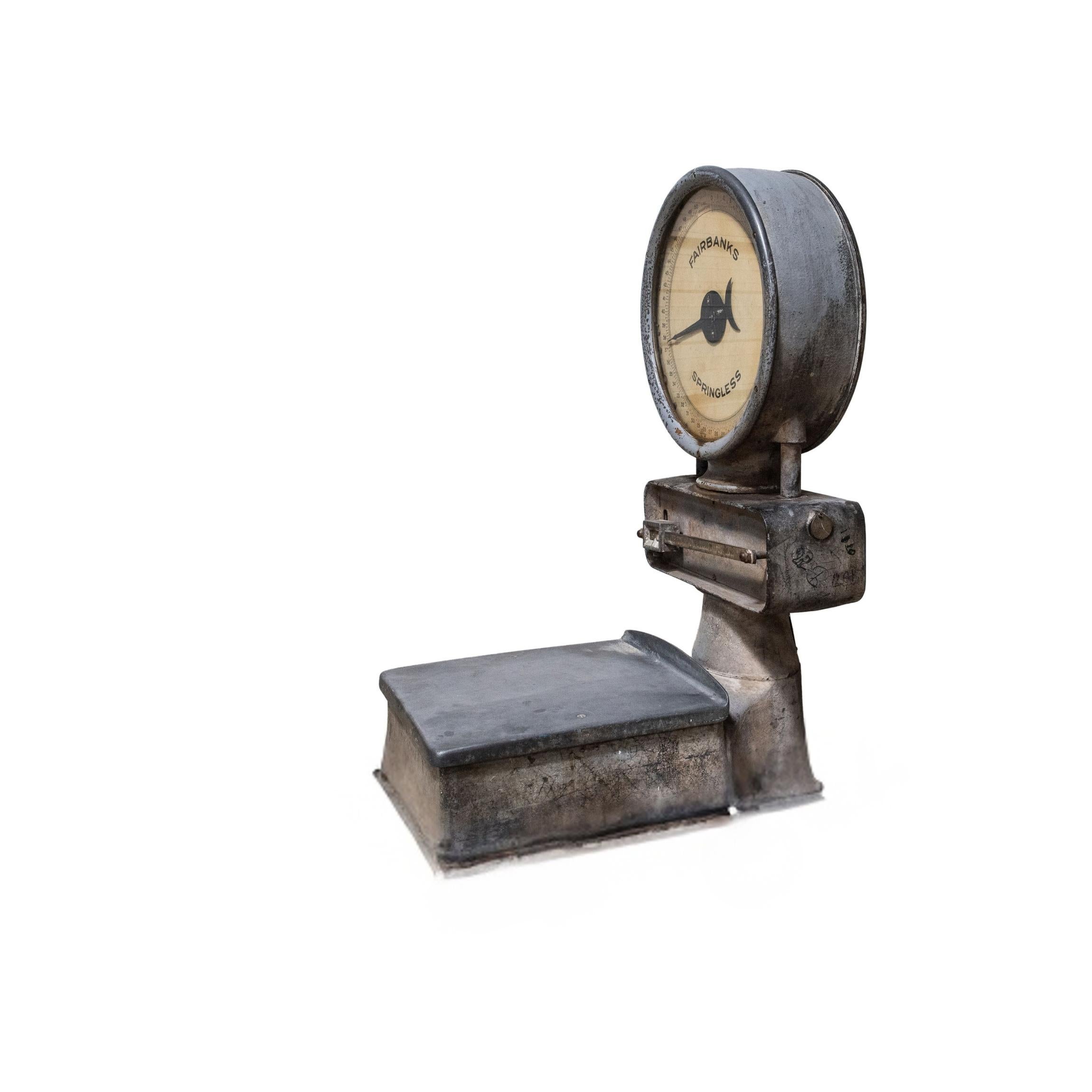 Una straordinaria bilancia industriale Fairbanks Springless dei primi del Novecento, prodotta negli Stati Uniti e che conserva il quadrante originale, la targhetta del brevetto (1920-1926) e una patina industriale intatta.
Fairbanks è stato uno dei