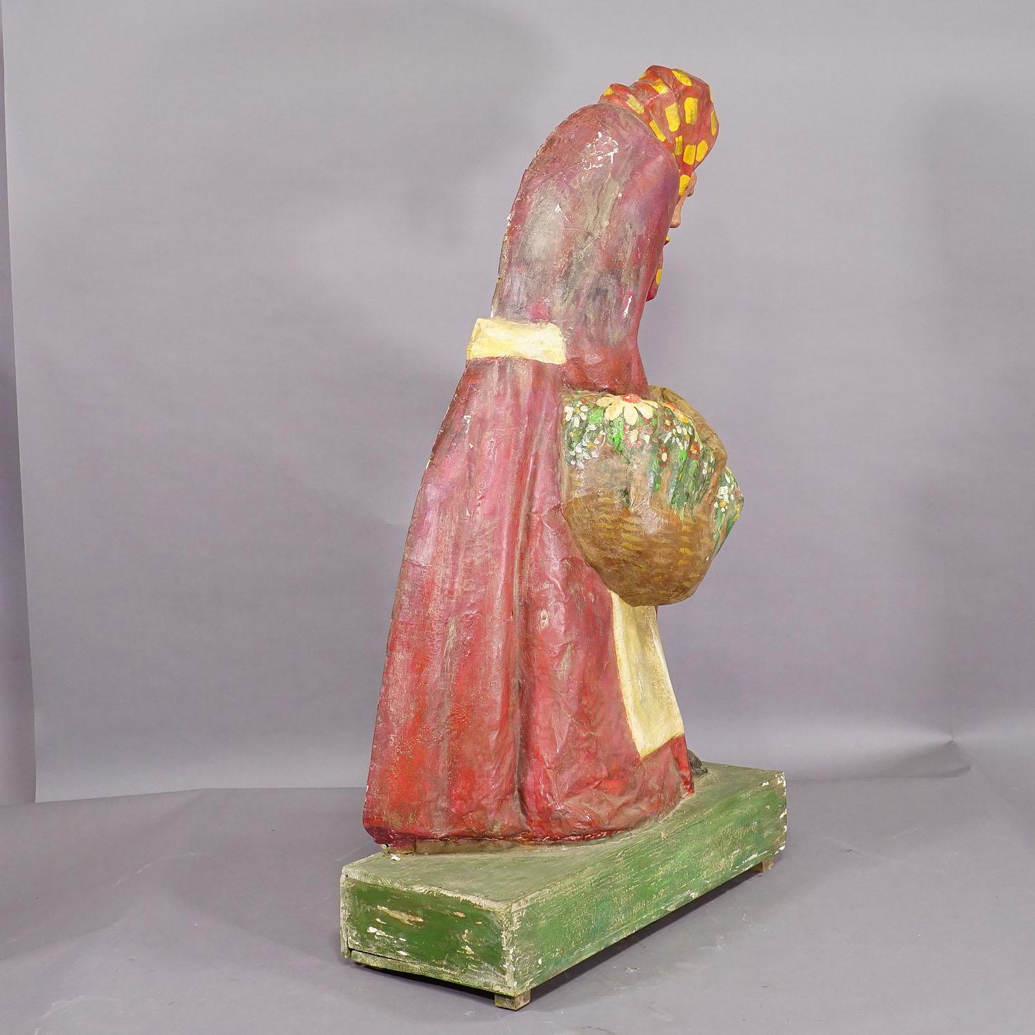 Allemand Ancienne sculpture foraine en papier mâché d'une sorcière ou d'une femme de fermier en vente