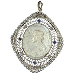 Antiker Fairy Angel-Anhänger aus Platin mit Diamanten im Rosenschliff und Saphiren und Perlmutt