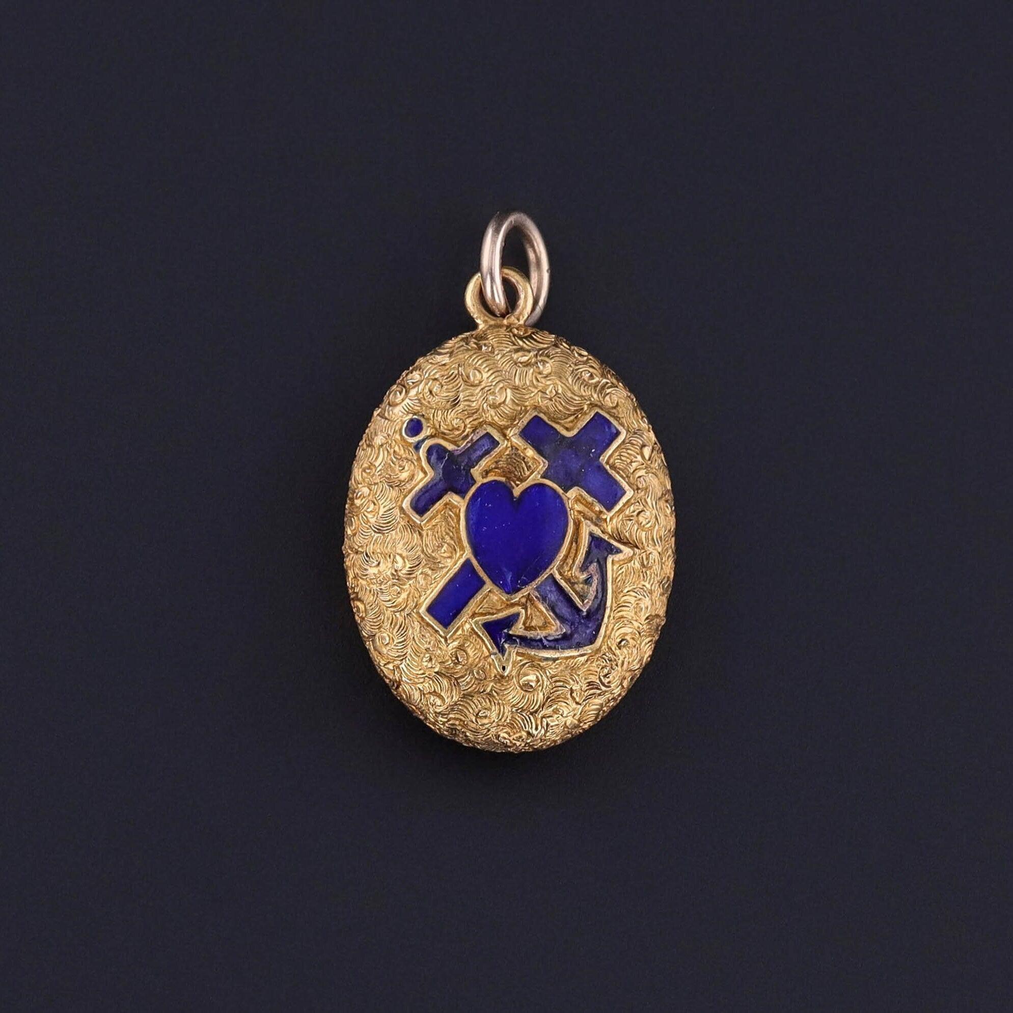 Questo antico medaglione in oro 14k (1880 circa) presenta una croce, un cuore e un'ancora in smalto blu che rappresentano fede, speranza e carità. Sul retro è presente uno scomparto in vetro che può essere utilizzato per conservare una foto o un