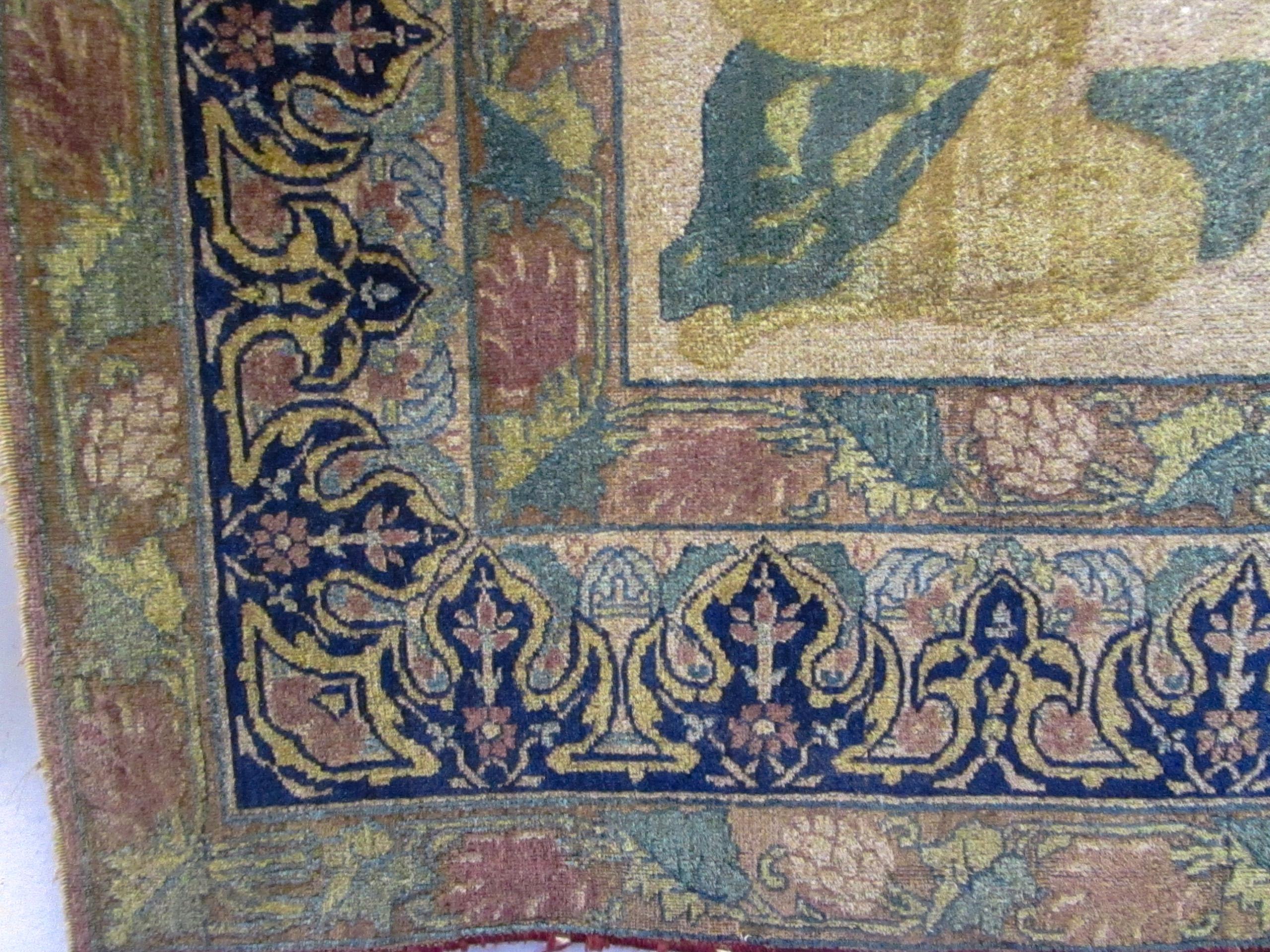 Alfombra turca pictórica de lana que representa cetreros, aves y caballos de la región turca, finales del siglo XIX.
Presenta un color extraordinario con tinte vegetal, índigo y rubia. Abrasiones sutiles. Un tema muy poco habitual, esta alfombra