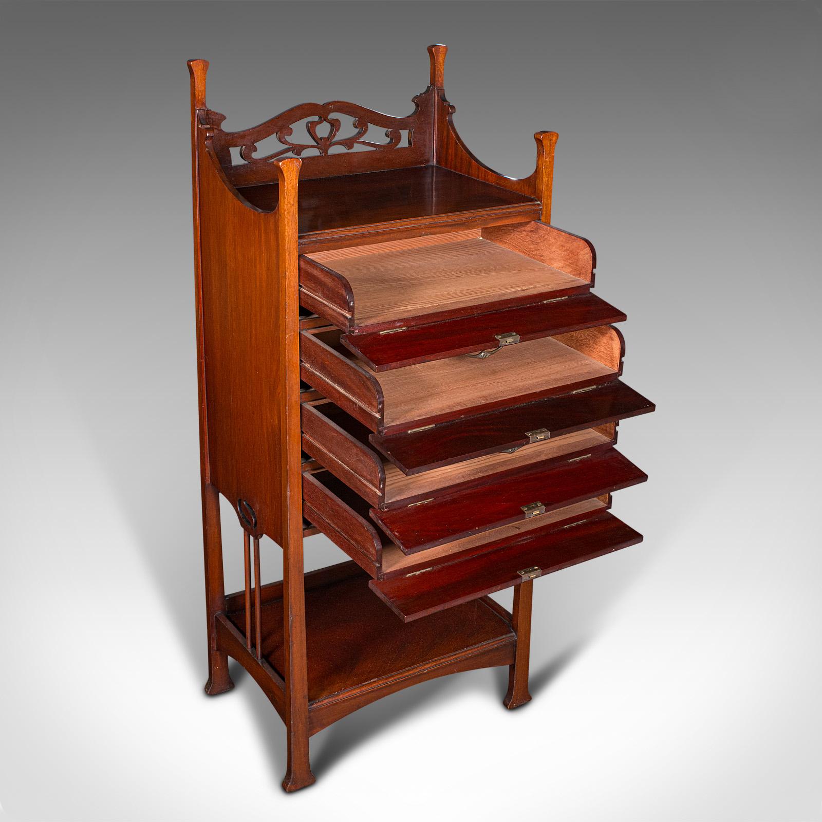 Il s'agit d'un ancien meuble à musique à façade tombante. Une armoire anglaise à quatre tiroirs pour documents ou folio, de style Art Nouveau, datant de la fin de la période victorienne, vers 1900. Elegant et pratique, ce meuble finement ouvragé