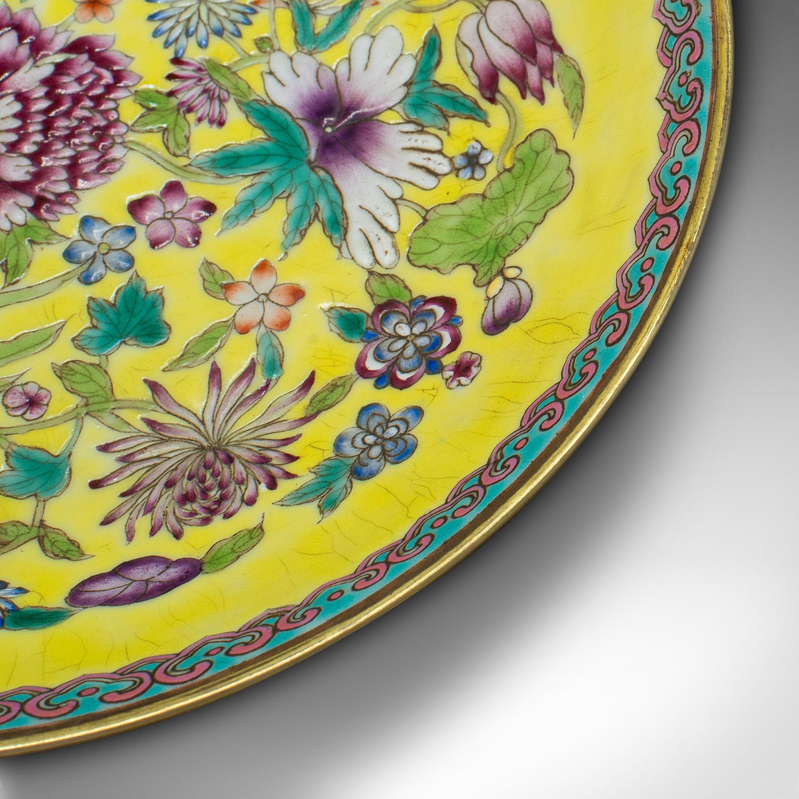 Antique plat décoratif famille jaune, chinois, assiette d'exposition, Qing, victorien en vente 1