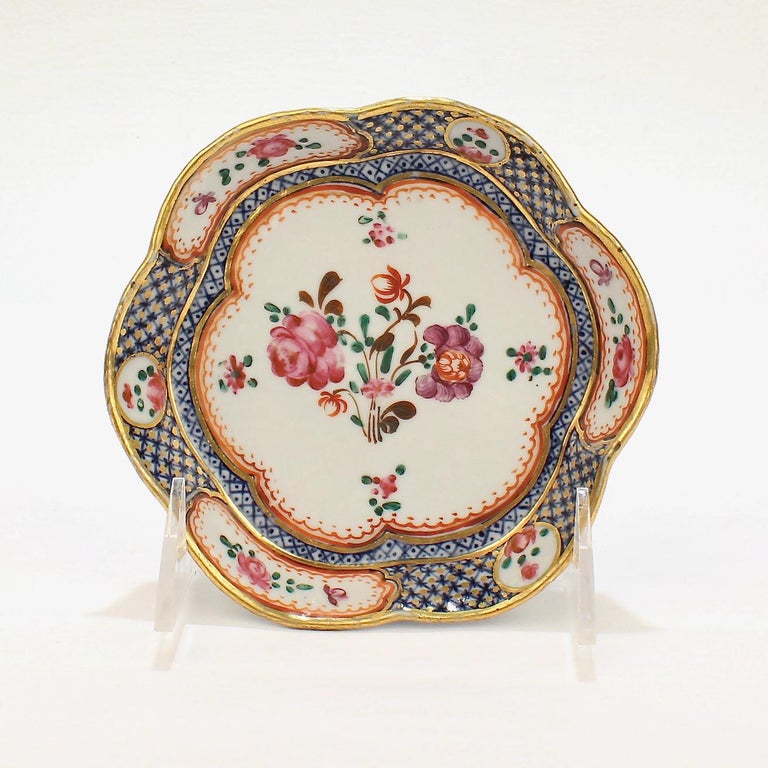 A very fine small Chinese export porcelain bowl.

With famille rose decoration, blue underglaze cells, and a scalloped edge.

It was likely made for either the American or European market.

Date:
Late 18th or early 19th century

Overall