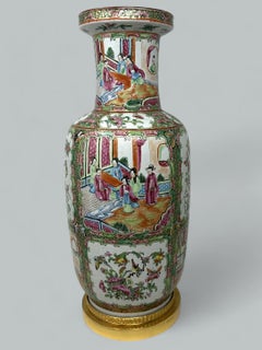 Antigua Medalla Famille Rose Cantón Cantón Porcelana china Ormolu Jarrón Urna